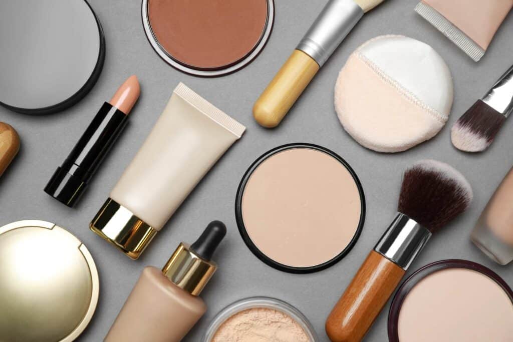 useita erilaisia kosmetiikkatuotteita.