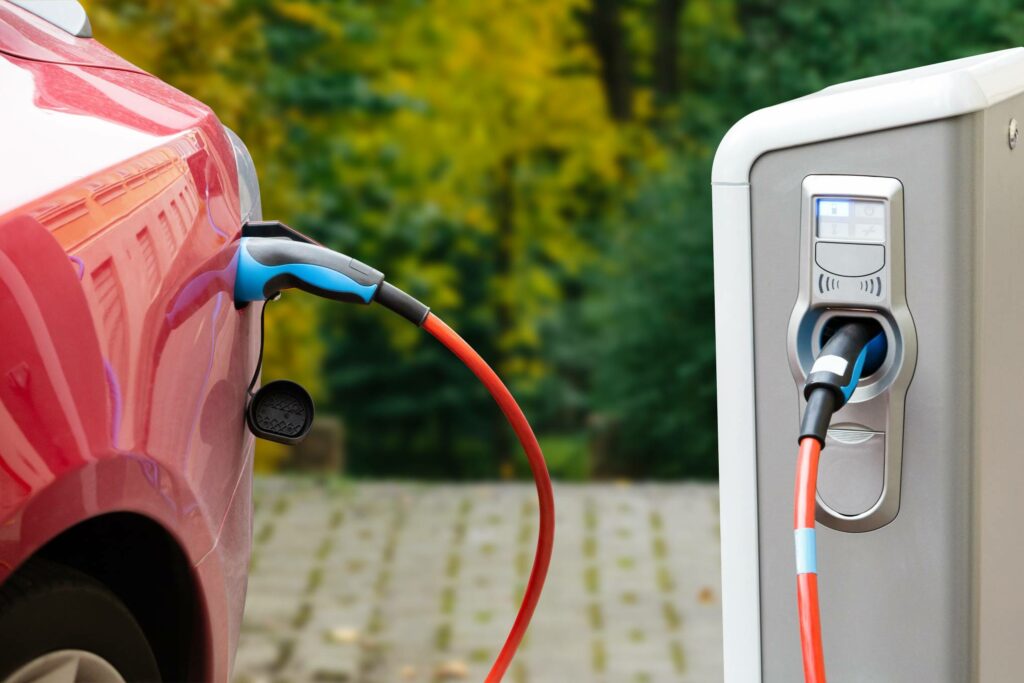 Sähköauto, jota ladataan latauspisteellä.