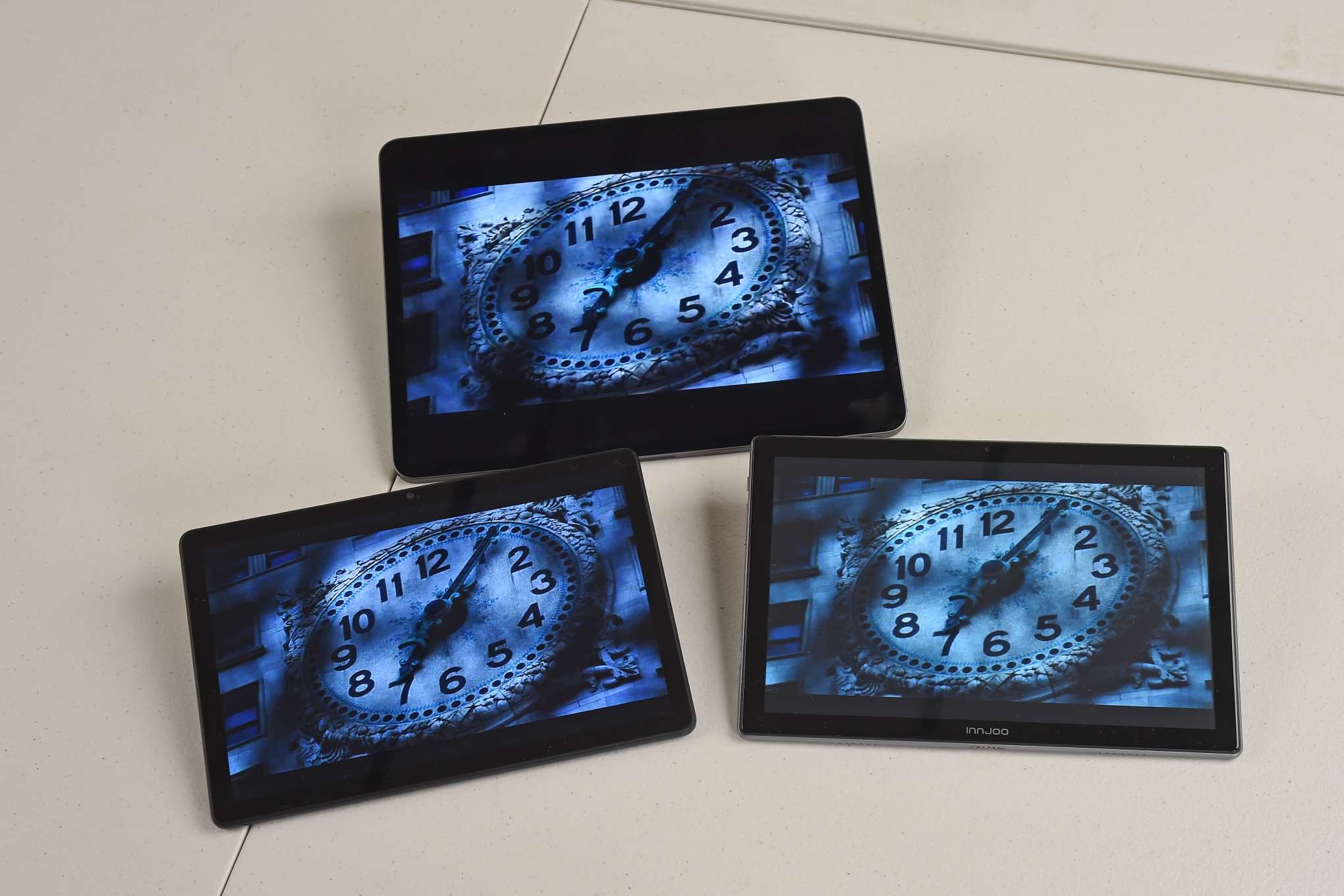 Kolme tablettia, joiden näytöillä on sama kuva.