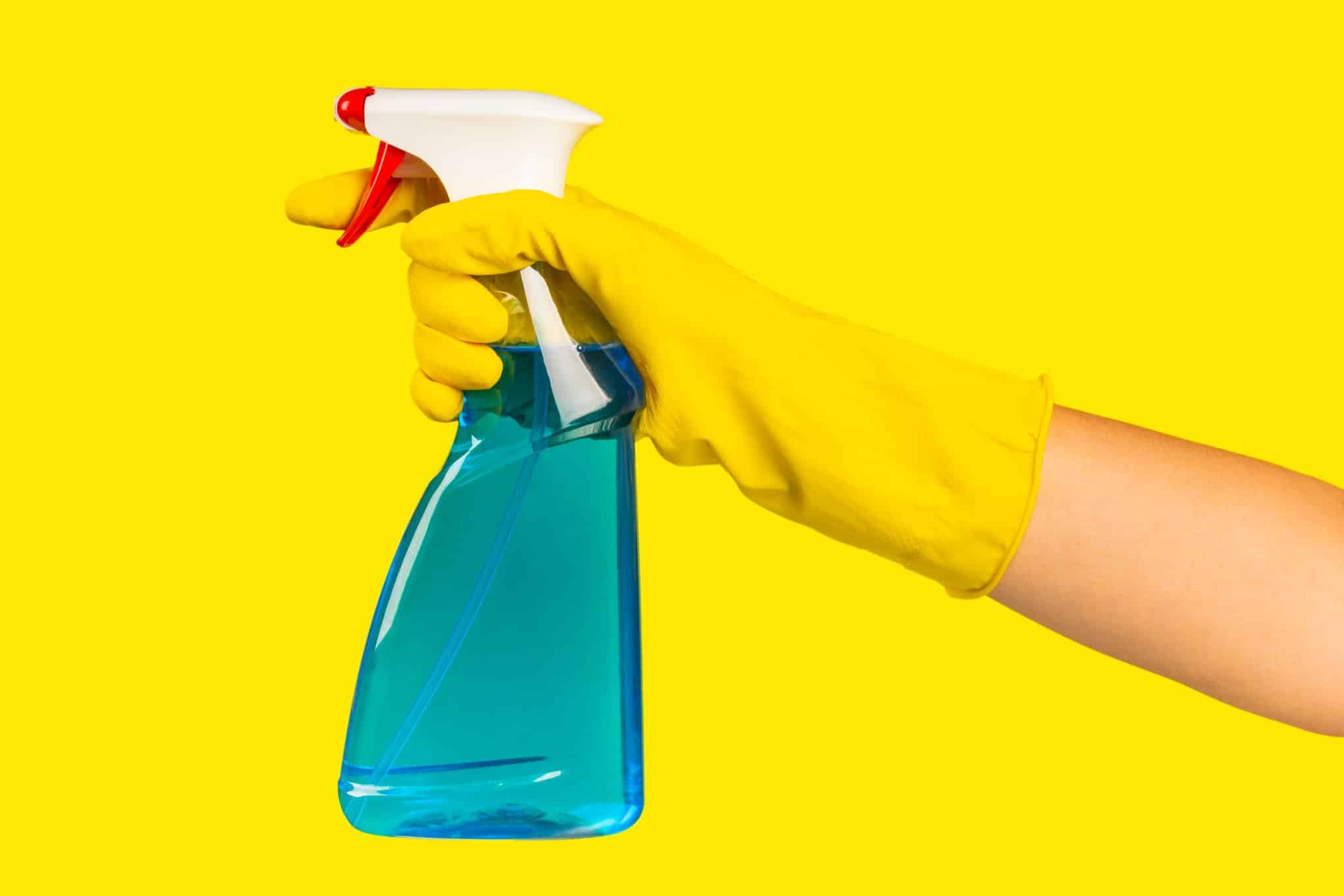 Henkilöllä on kädessään suihkepullo.