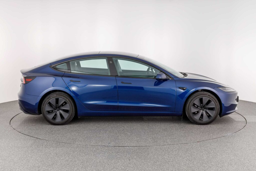 Tesla-merkkinen henkilöauto.