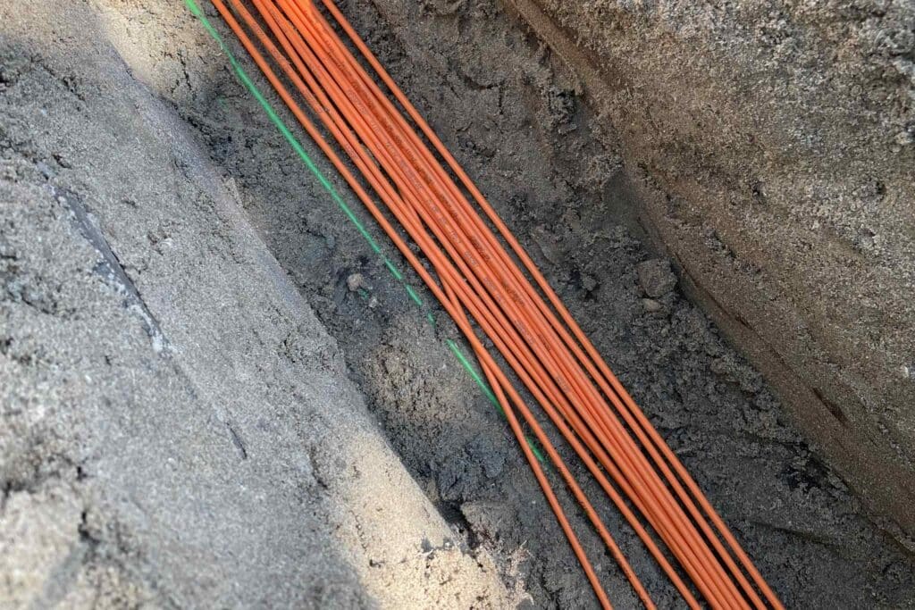 Maassa on valokuitukaapelia.