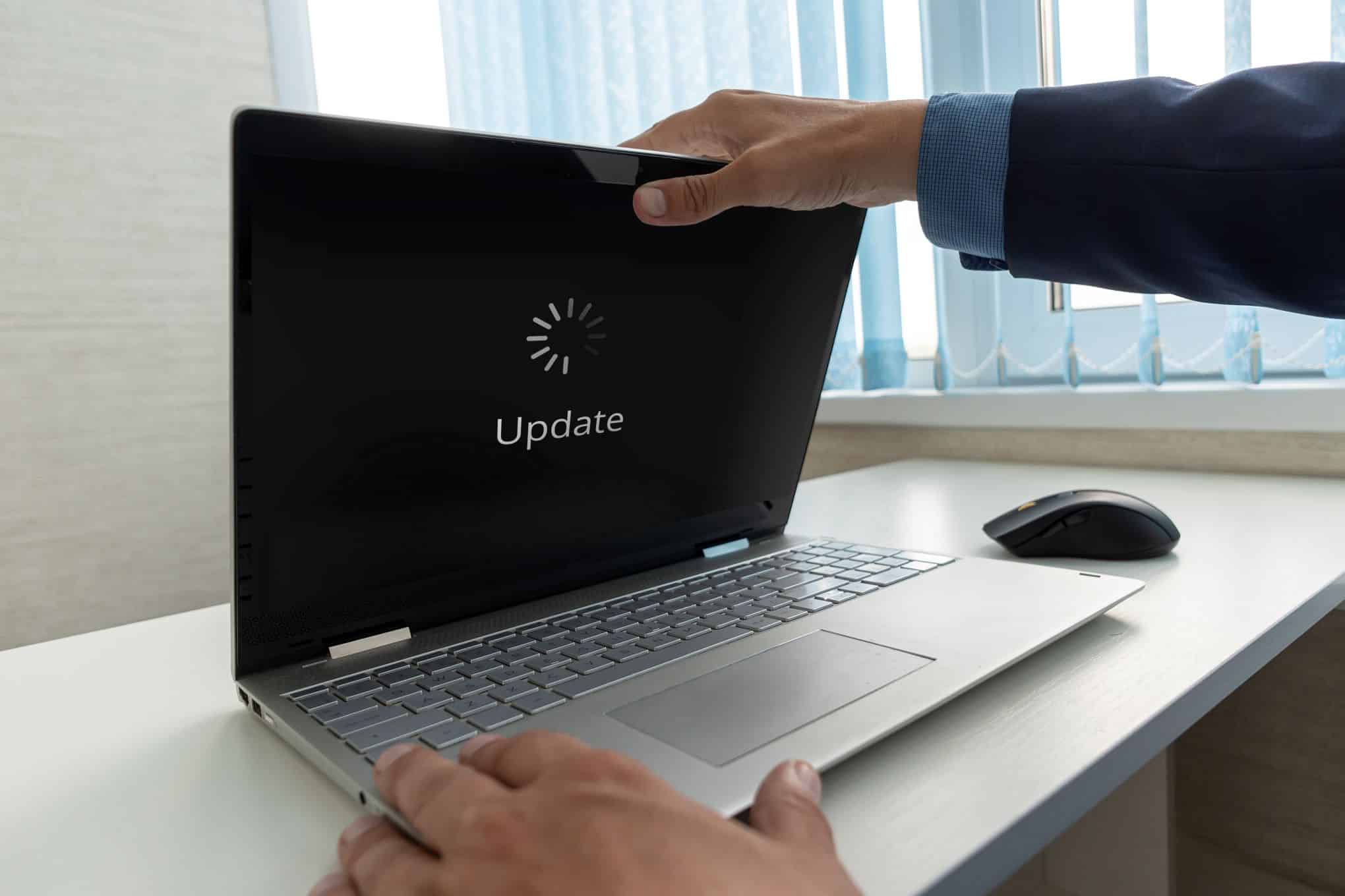 Tietokone, jota päivitetään.