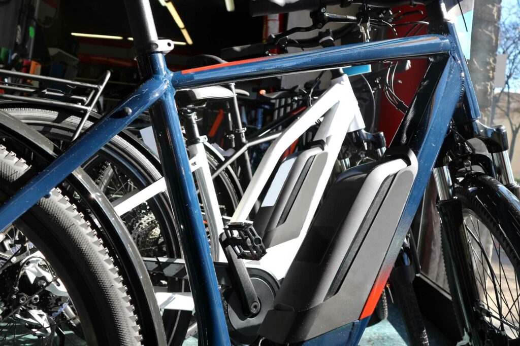 Useita sähköpyöriä.