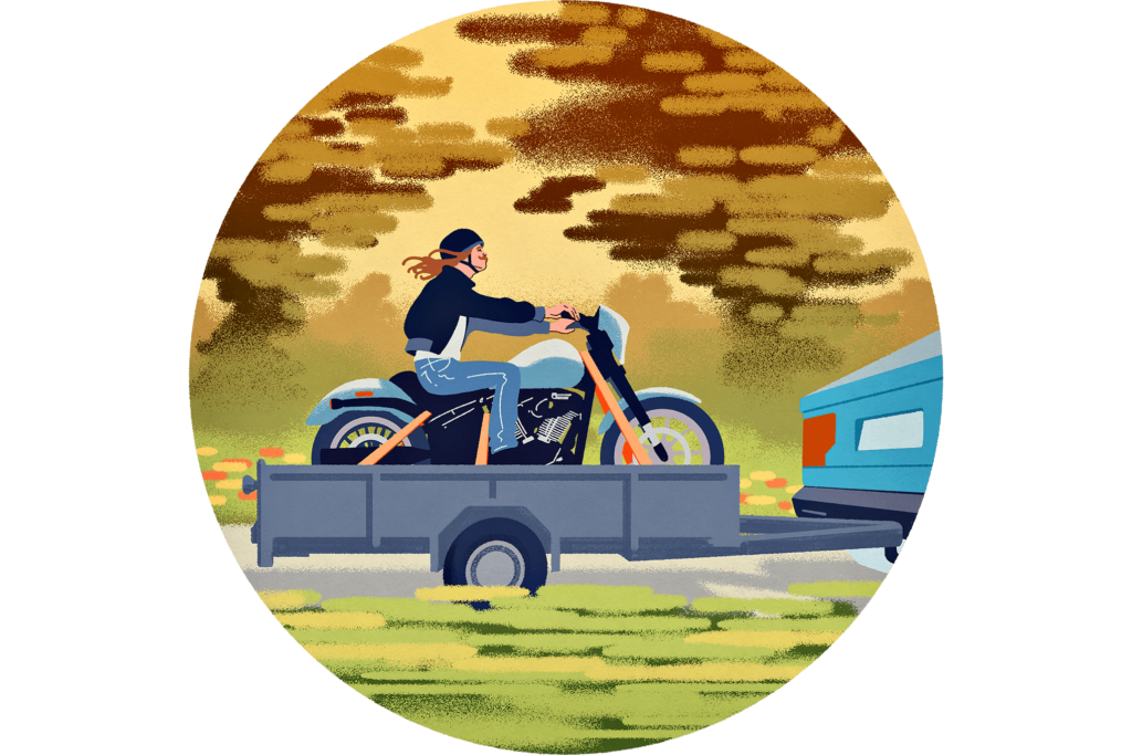Piirroskuva autosta, joka vetää peräkärryä. Peräkärryssä on moottoripyörä, jonka päällä istuu henkilö.