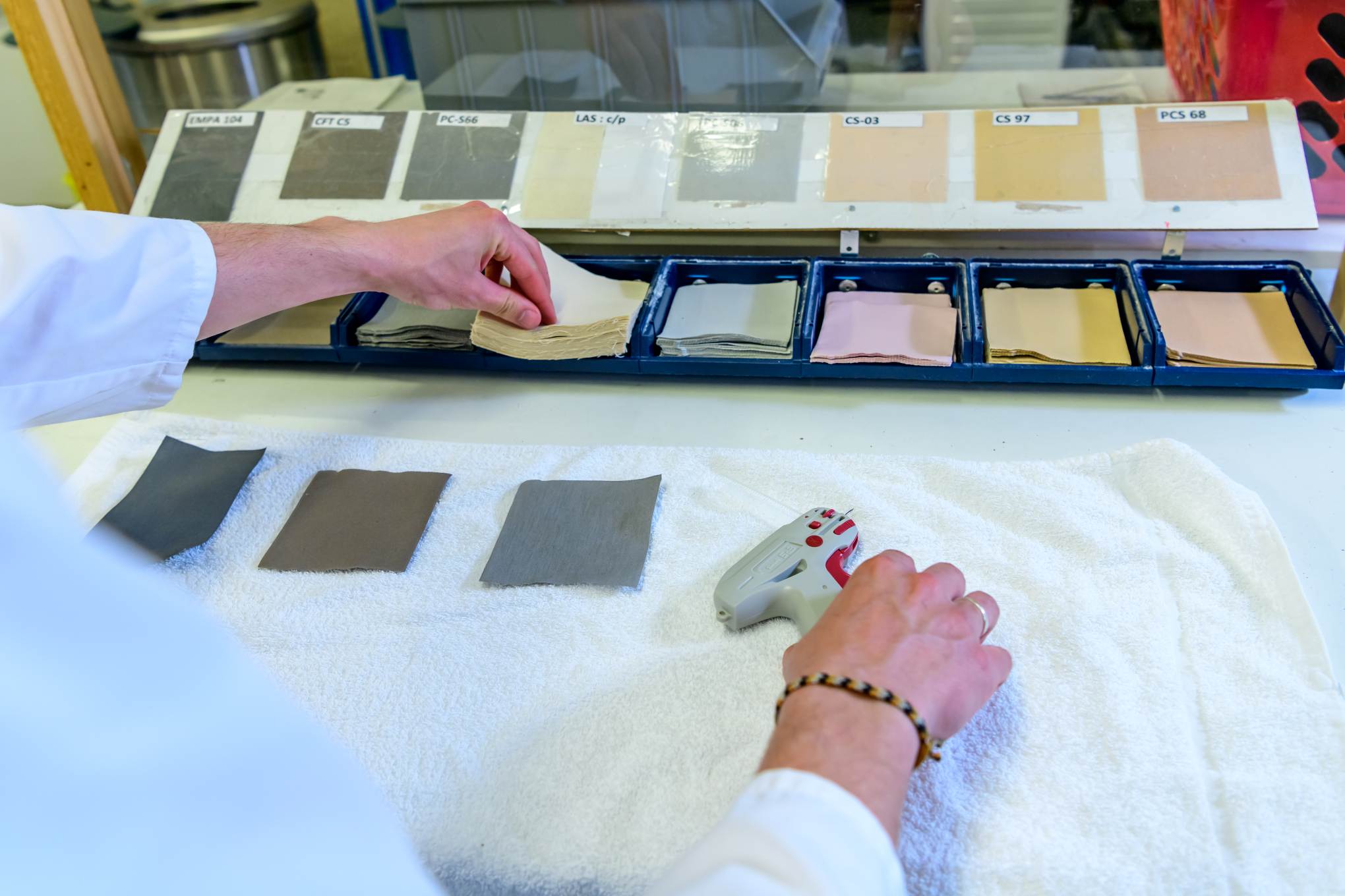 Eri värisiä kangaspaloja.