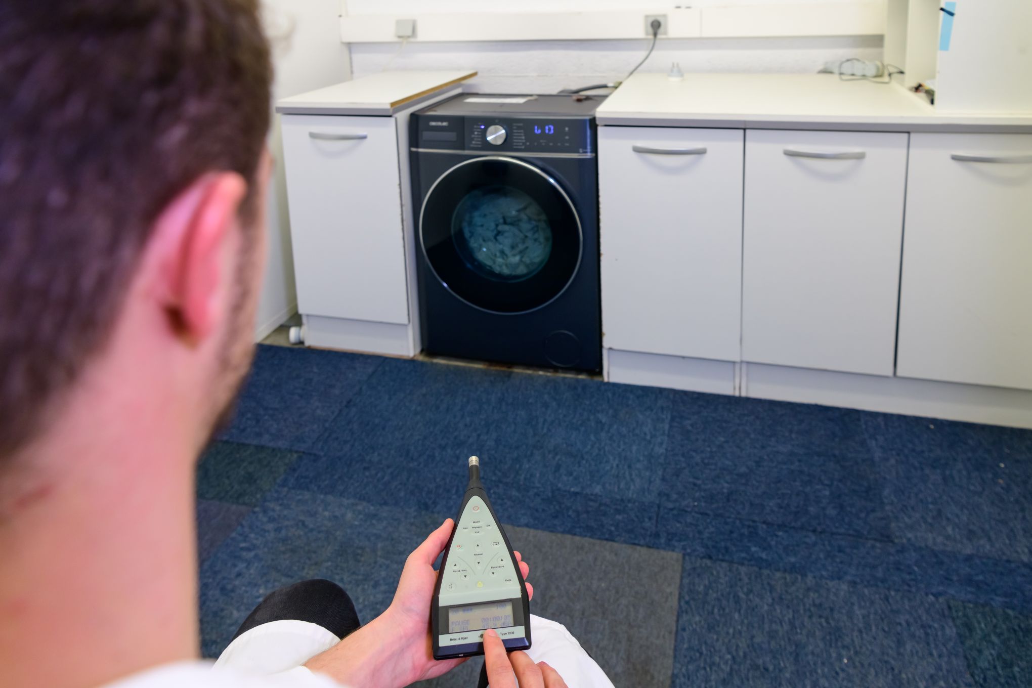 Desibelimittari ja pesukone.