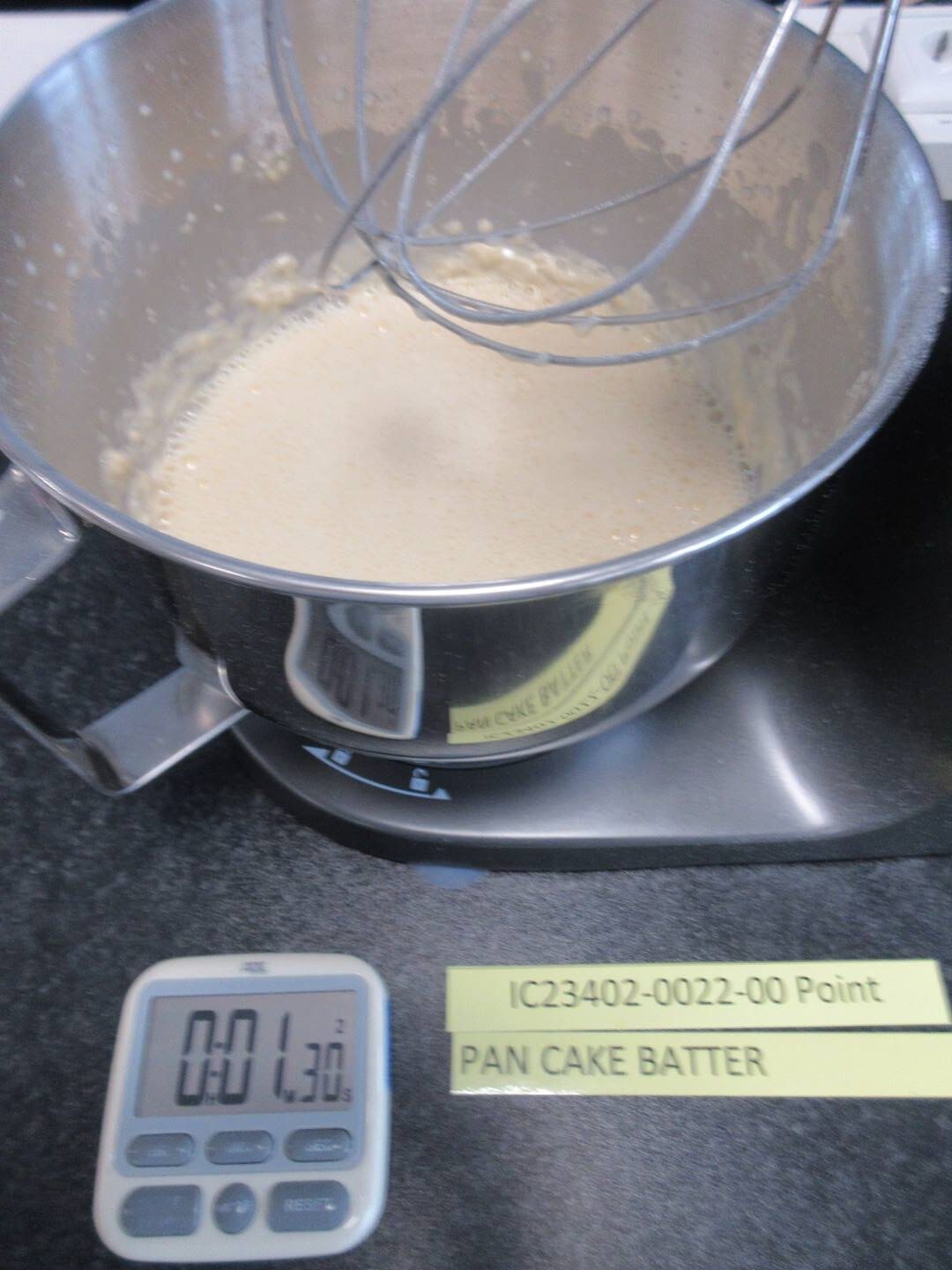 Yleiskone, jonka kulhossa on lettutaikinaa. Koneen vieressä on mittari.