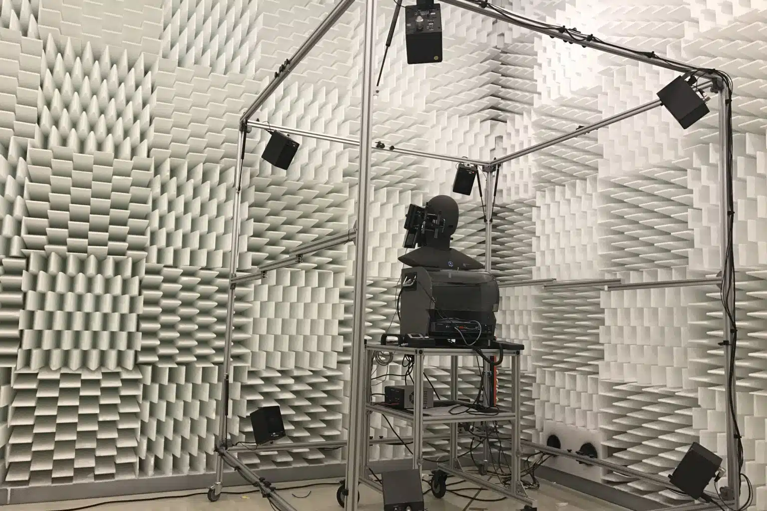 Puhelin ja testauslaitteistoa laboratoriossa.