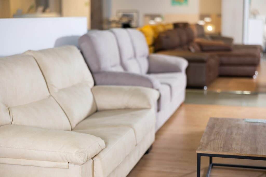 Erilaisia sohvia huonekalukaupassa.