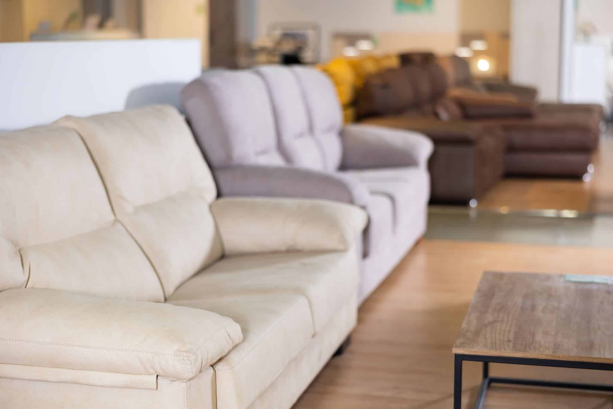 Erilaisia sohvia huonekalukaupassa.