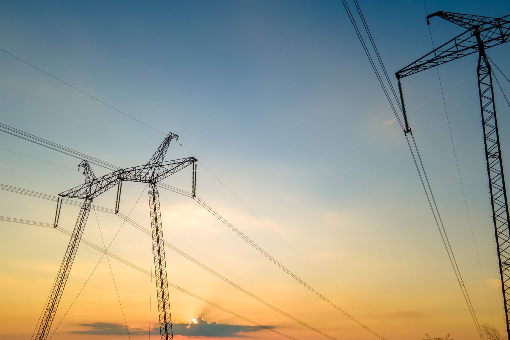 Kaksi sähkötornia, joista lähtee sähköjohtoja.