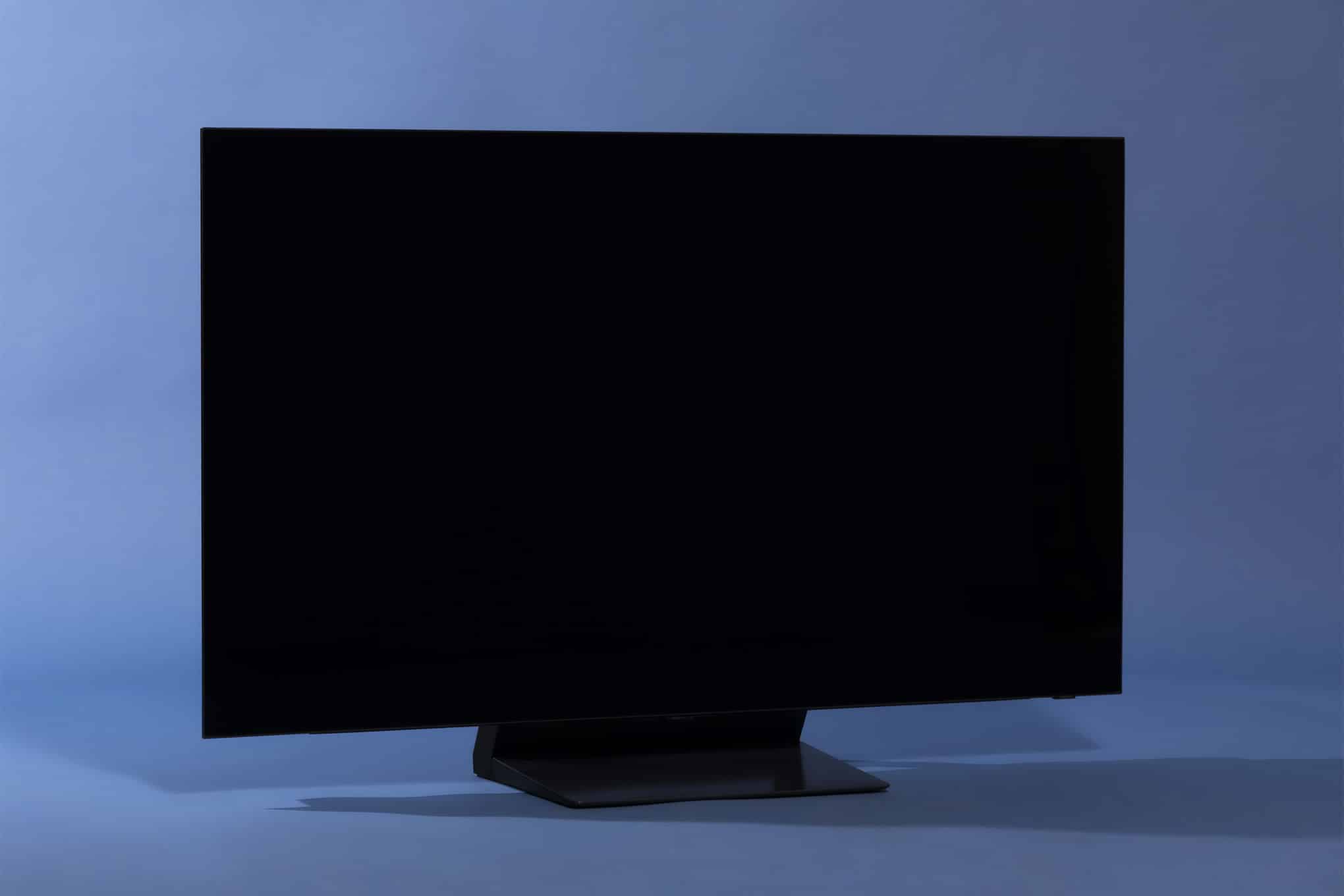 Musta taulutelevisio sinisellä taustalla.