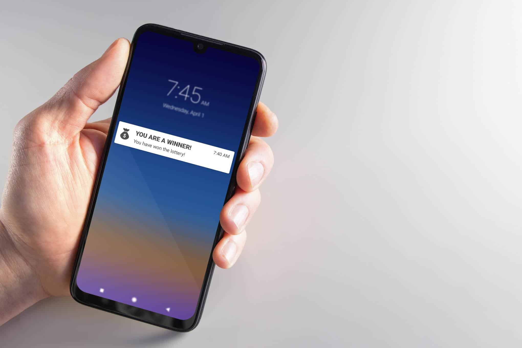 Henkilöllä on kädessään älypuhelin.