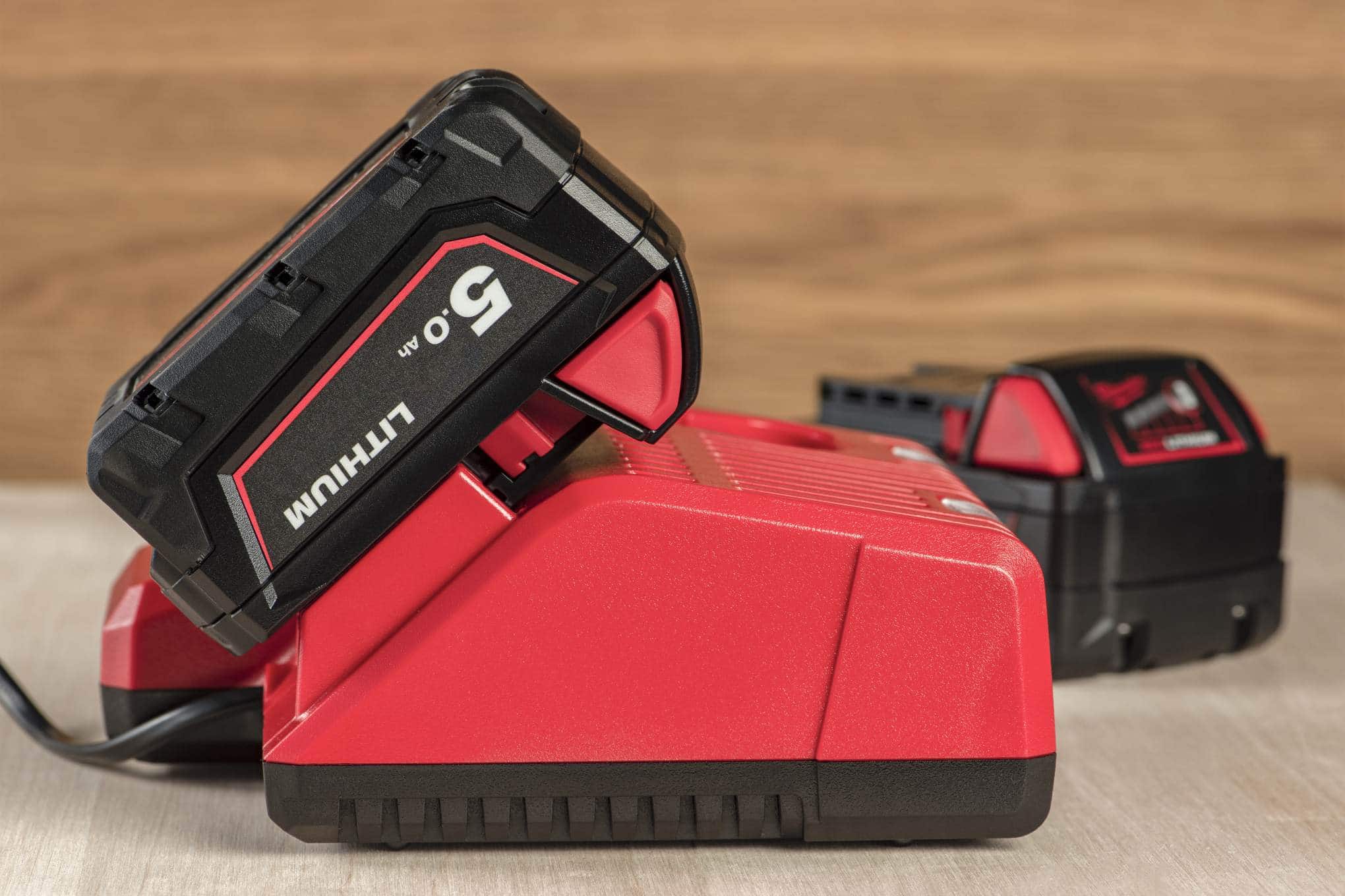 Työkalun akku, joka on kiinni laturissa.