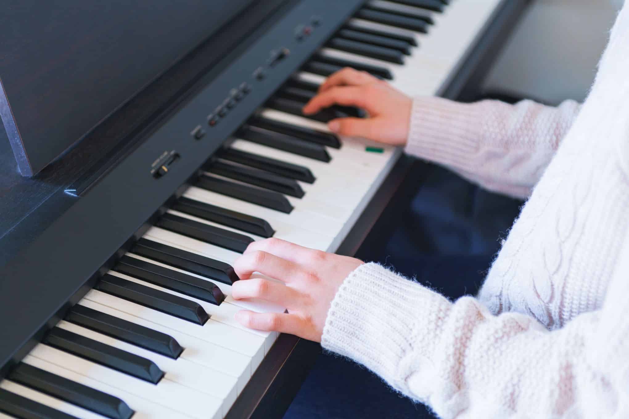 Henkilö soittaa sähköpianoa.