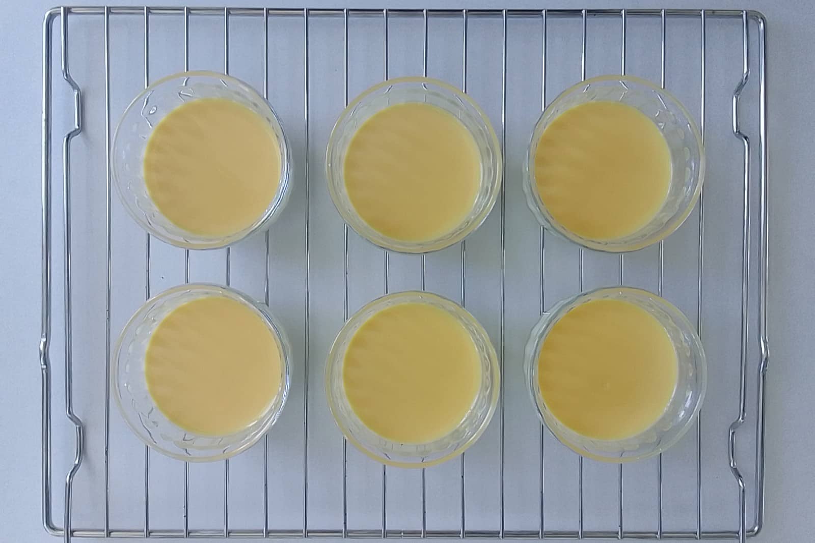 Paistoritilän päällä on kuusi sokerikakkua.