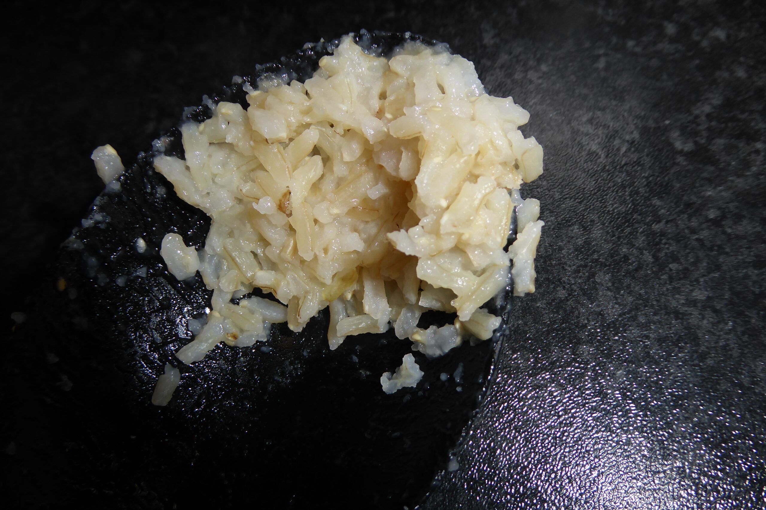 Riisiä riisinkeittimen pohjalla.