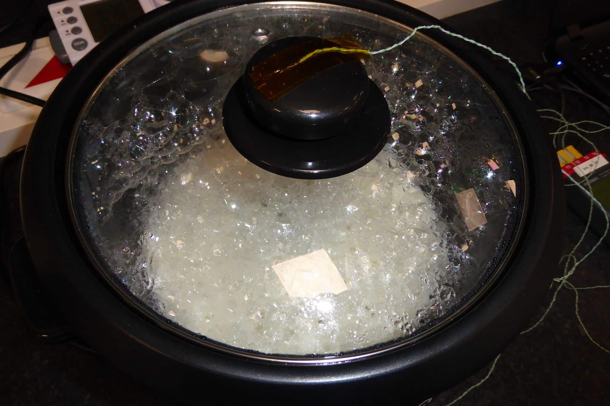 Riisinkeitin, johon on kiinnitetty lämpömittareita.