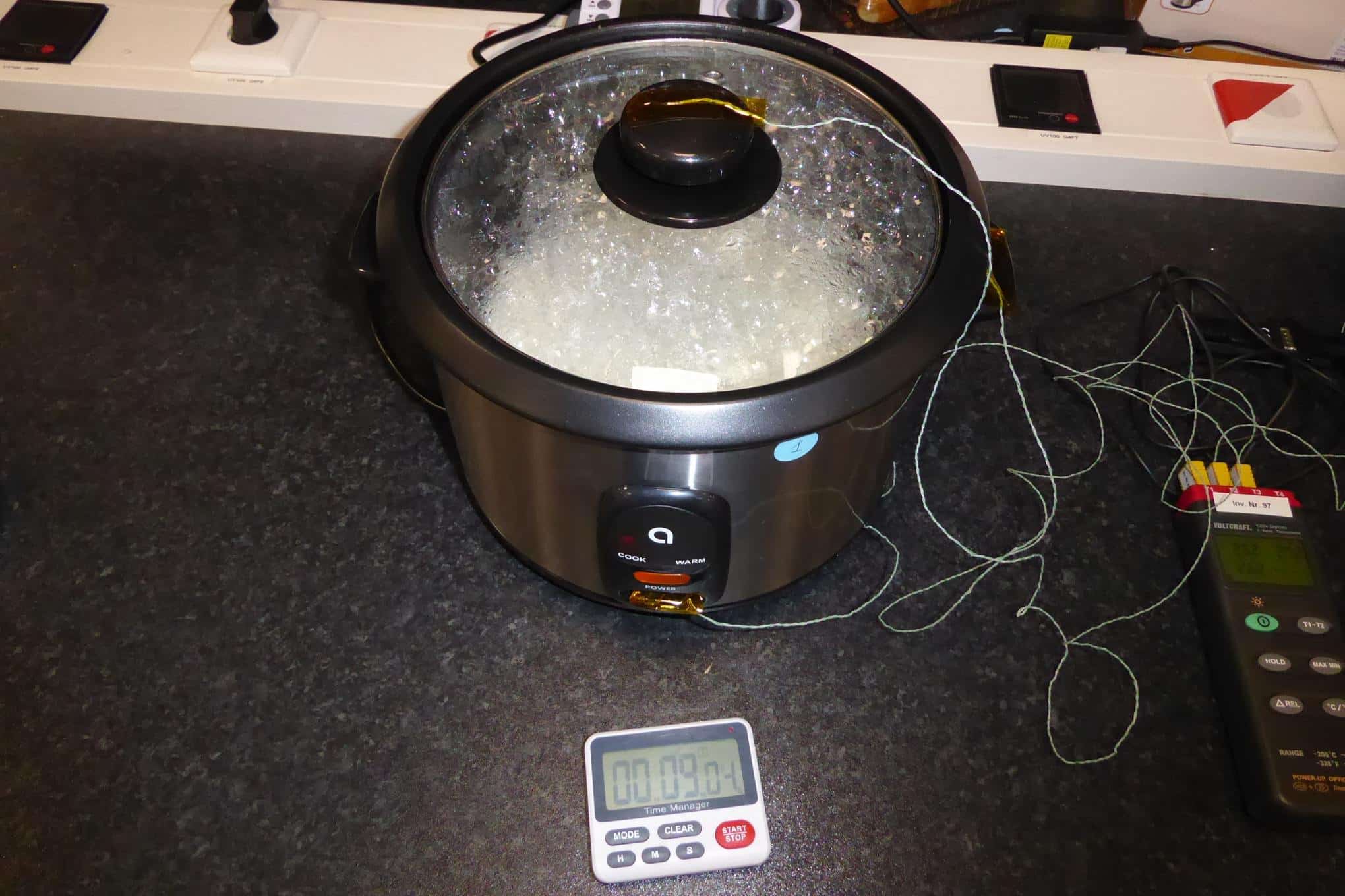 Riisinkeitin ja sekuntikello.