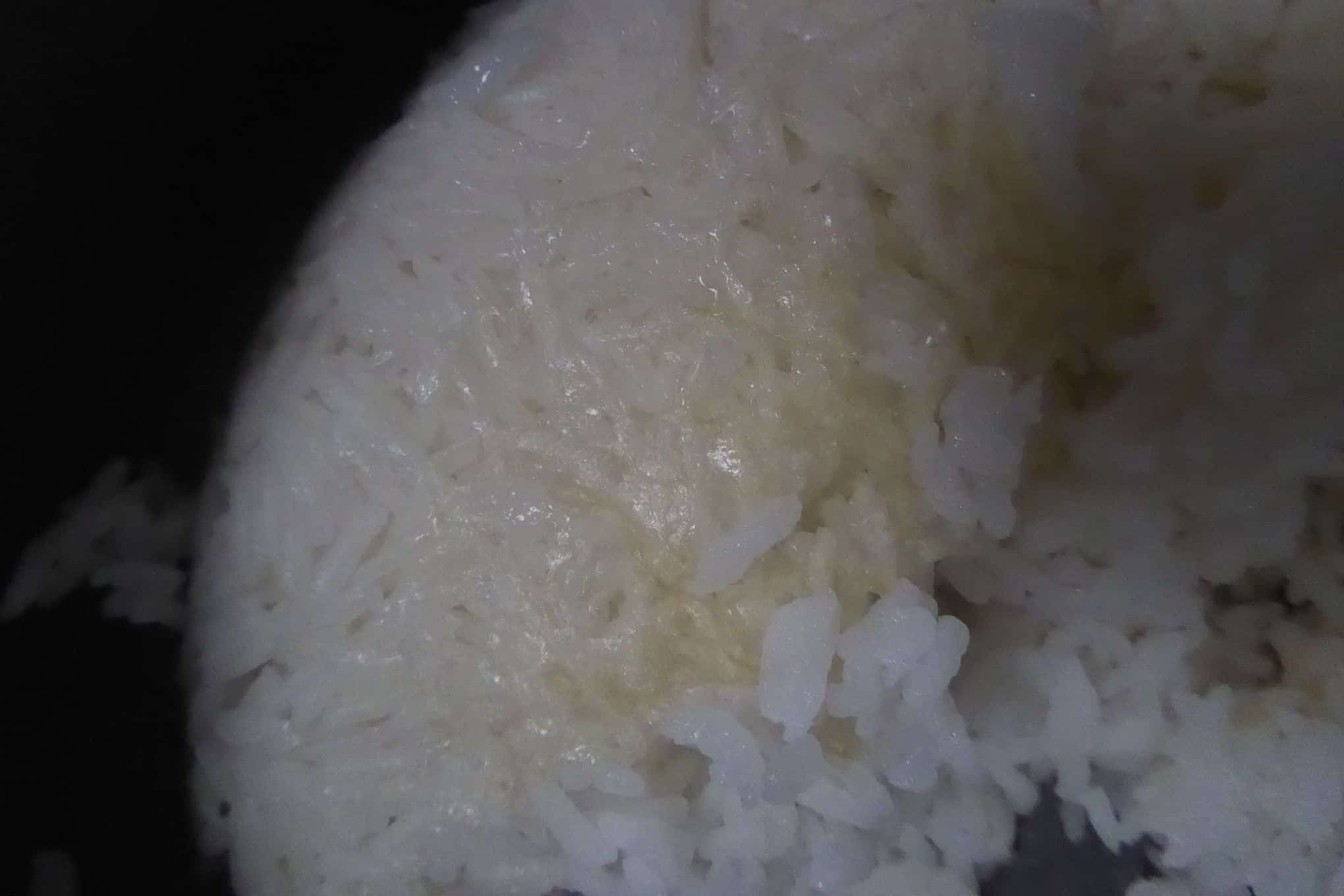 Riisiä riisinkeittimessä.