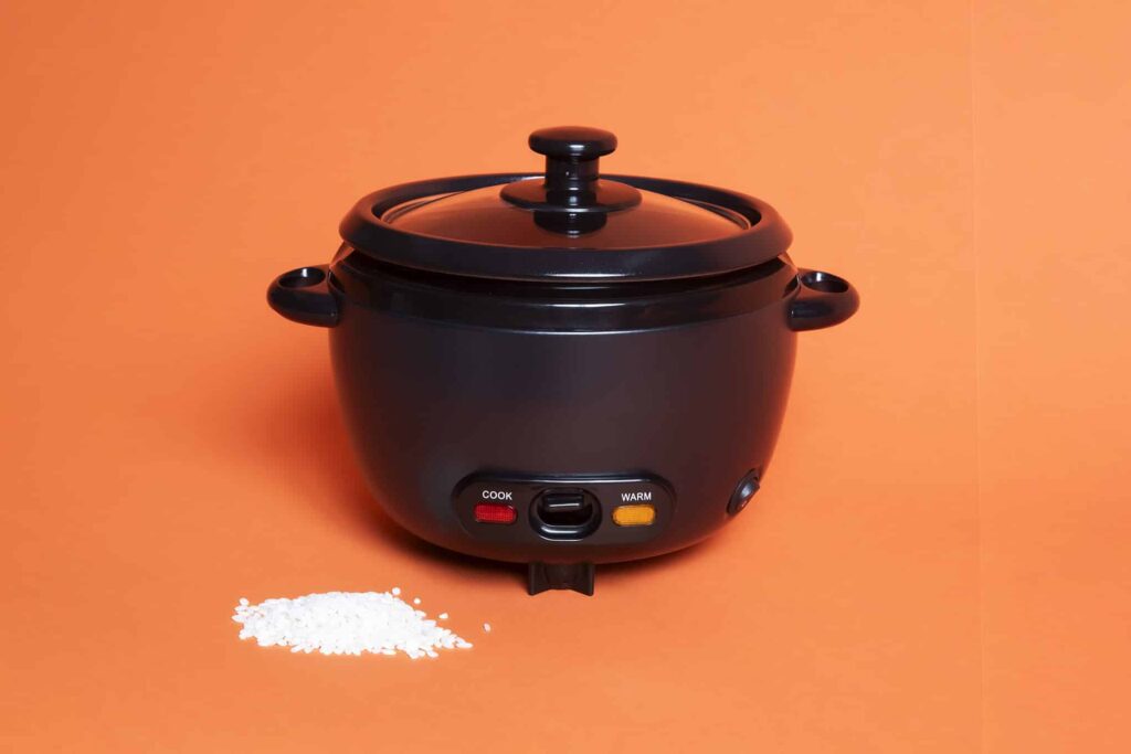 Musta riisinkeitin ja kasa riisiä.