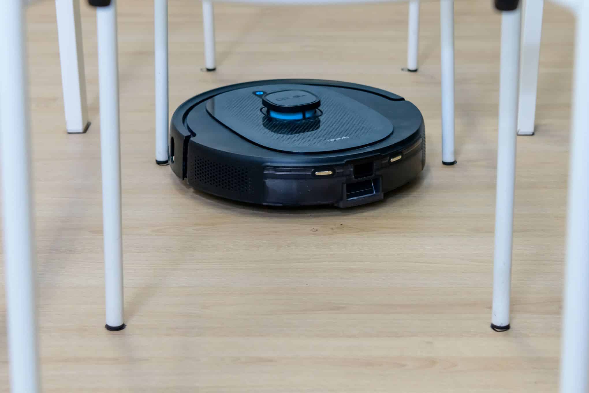 Robotti-imuri on tuolin jalkojen välissä.