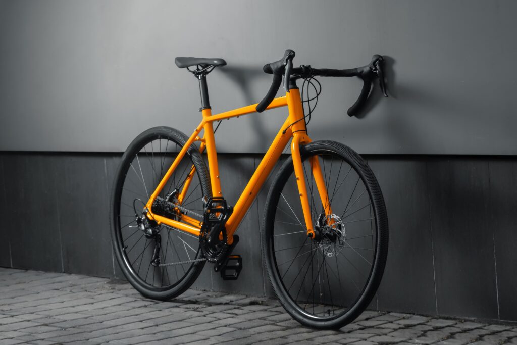 Oranssi polkupyörä.
