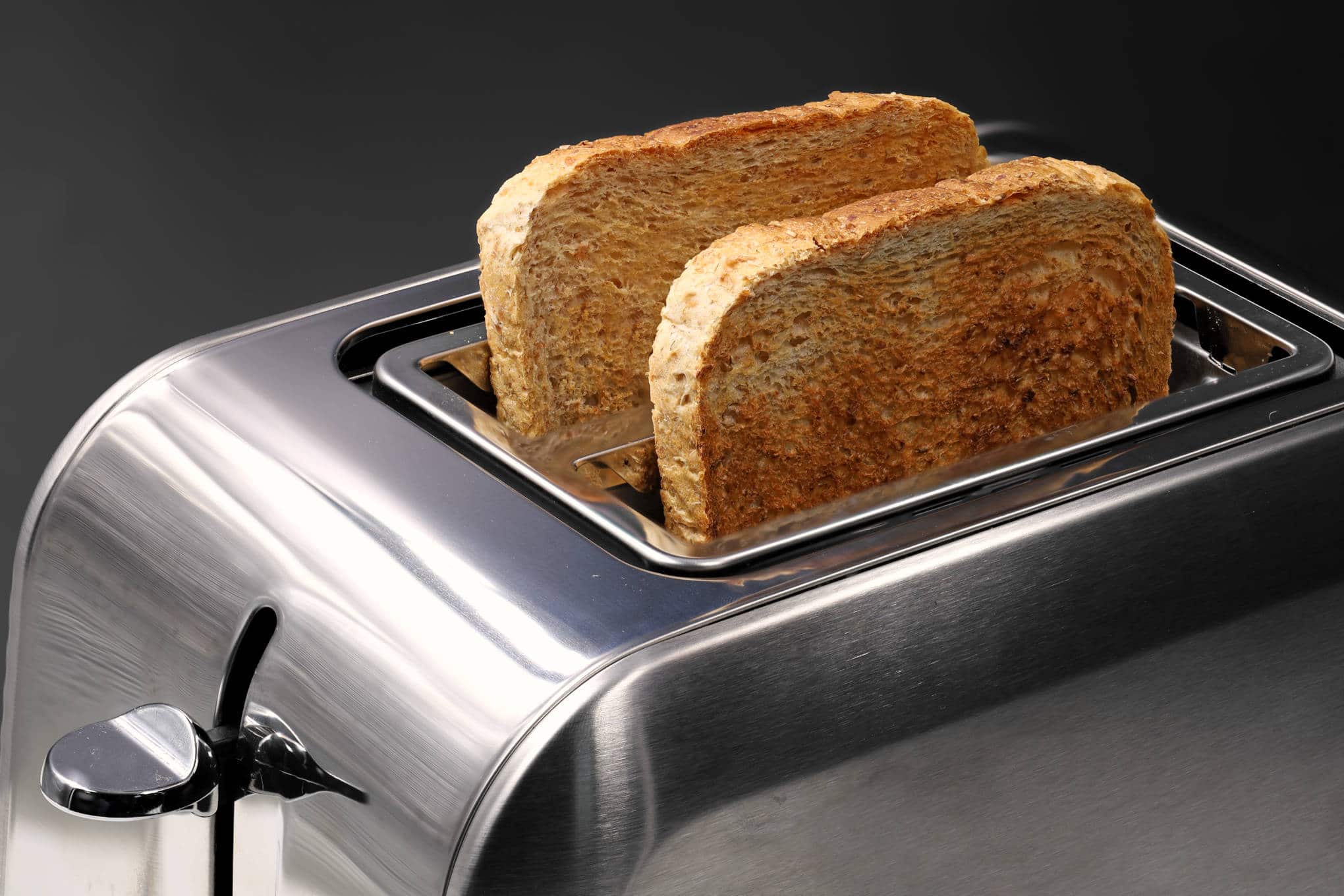 Leivänpaahdin, jonka sisällä on kaksi paahtunutta paahtoleipäviipaletta.