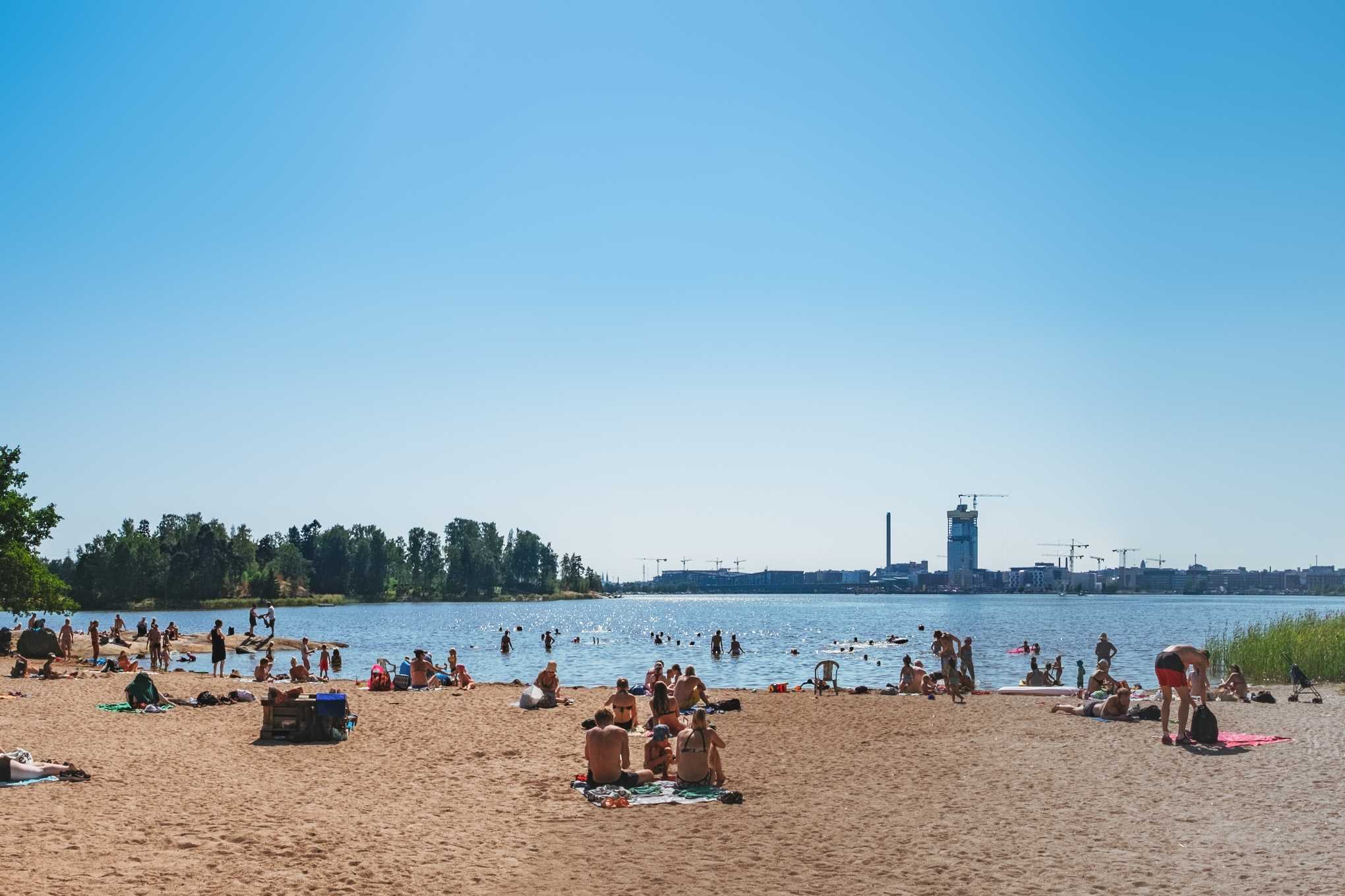 Hiekkaranta, jolla on ihmisiä.