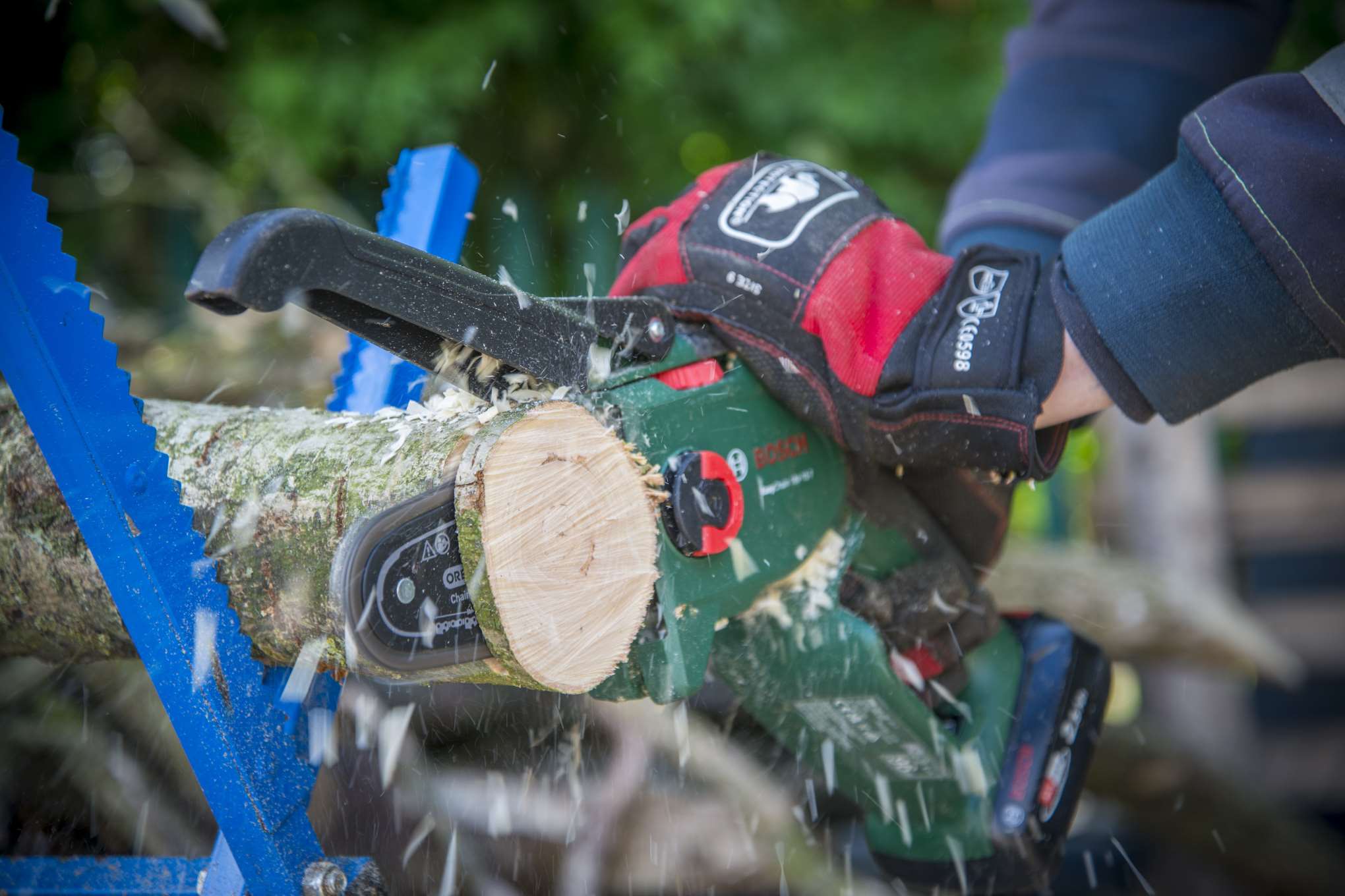 Moottorisahalla sahataan puuta.