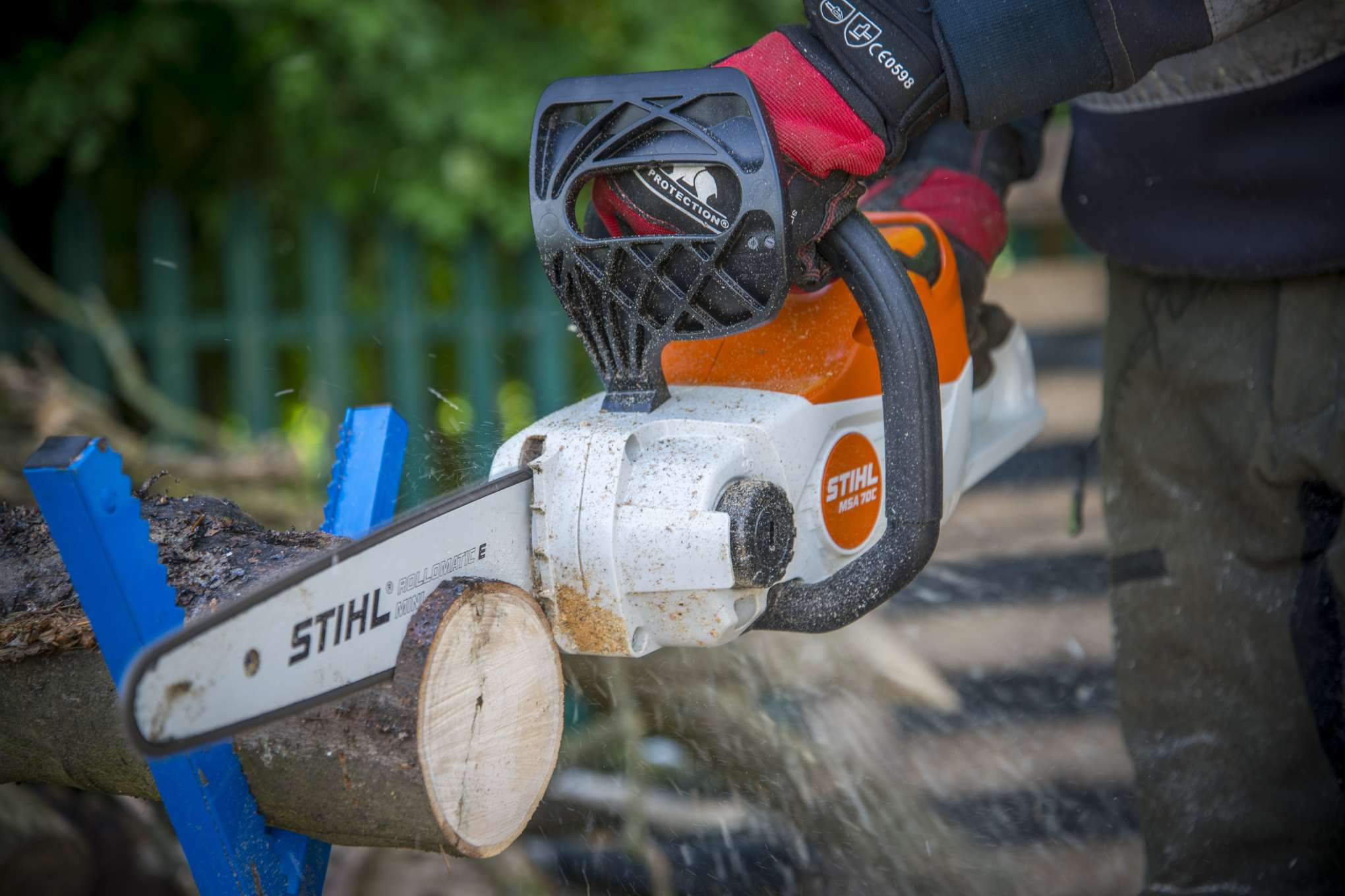 Moottorisahalla sahataan tukkia.