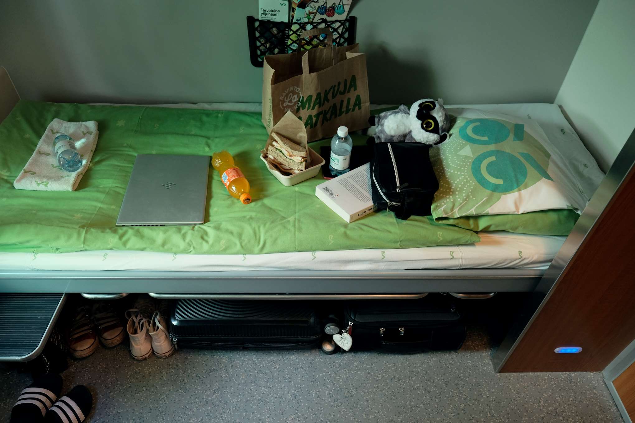 Matkatavaroita VR:n junan hytissä.