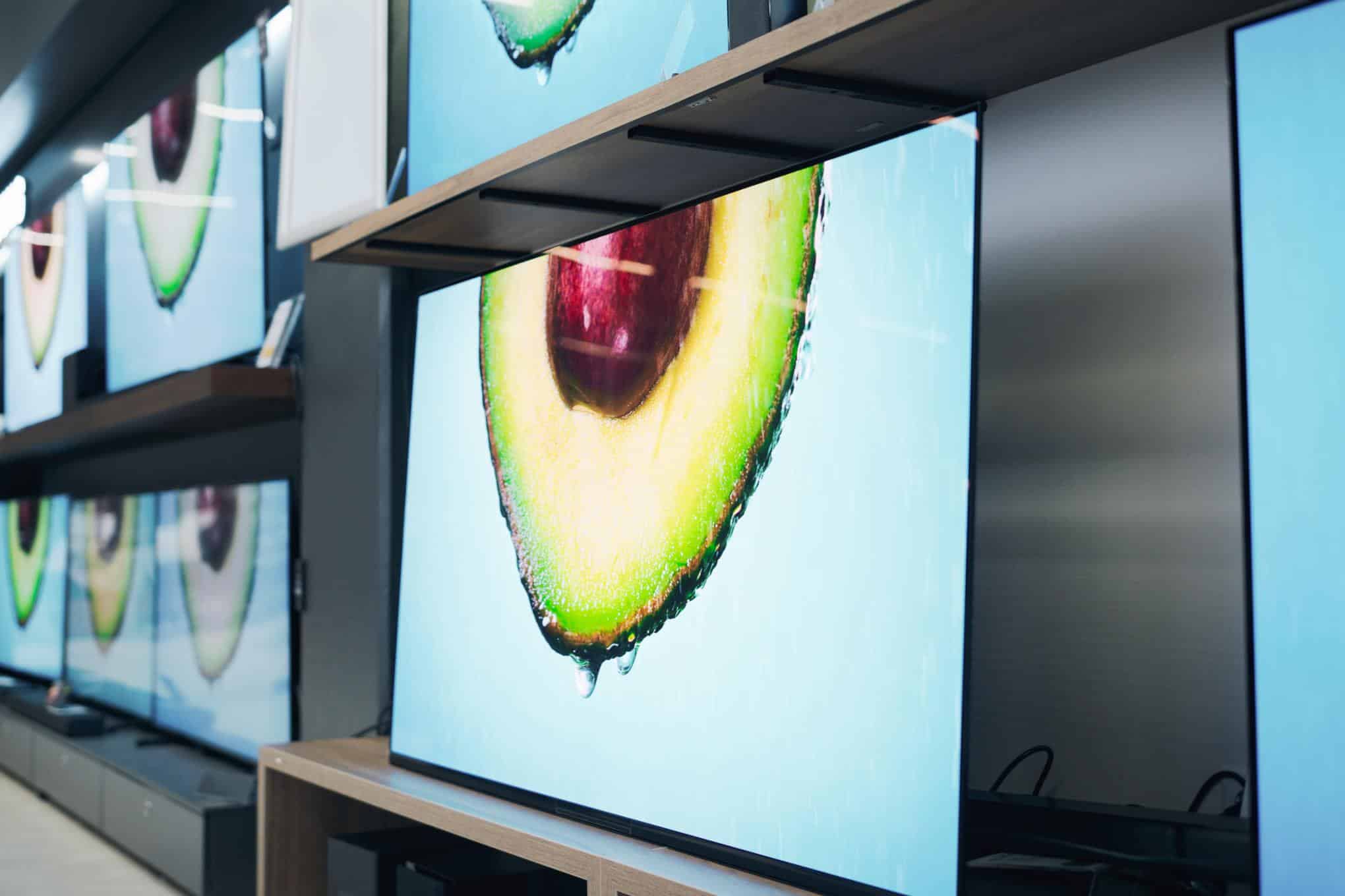 Useita televisioita, joiden ruuduilla on kuva avokadosta.