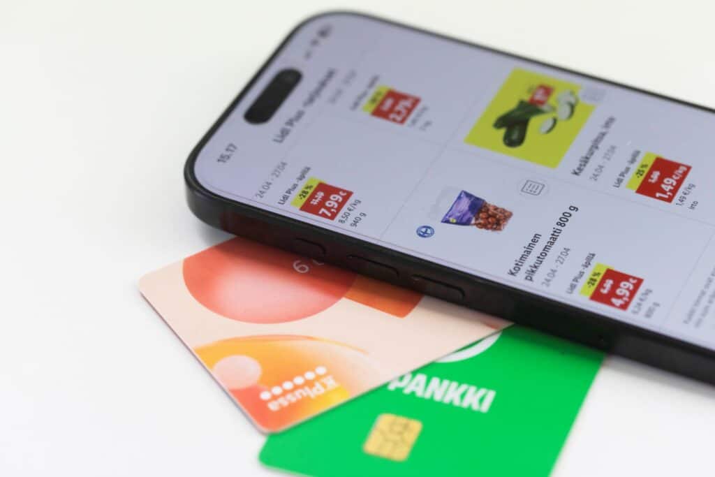 S-etukortti, K-plussakortti sekä puhelin, jonka näytöllä näkyy Lidl Plus -etusovellus.