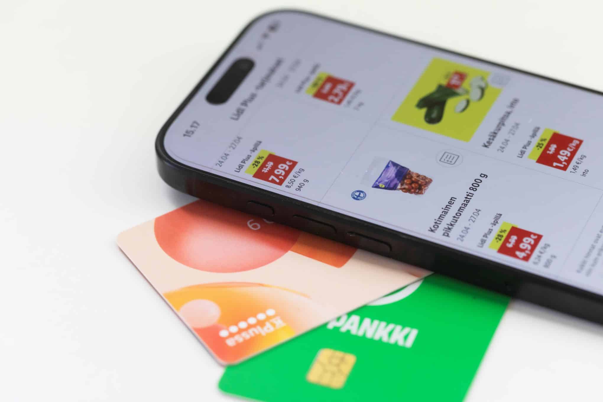 S-etukortti, K-plussakortti sekä puhelin, jonka näytöllä näkyy Lidl Plus -etusovellus.