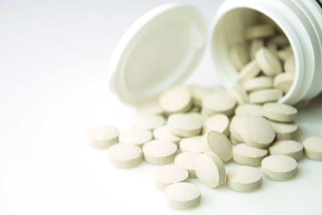 Purkki ja tabletteja.