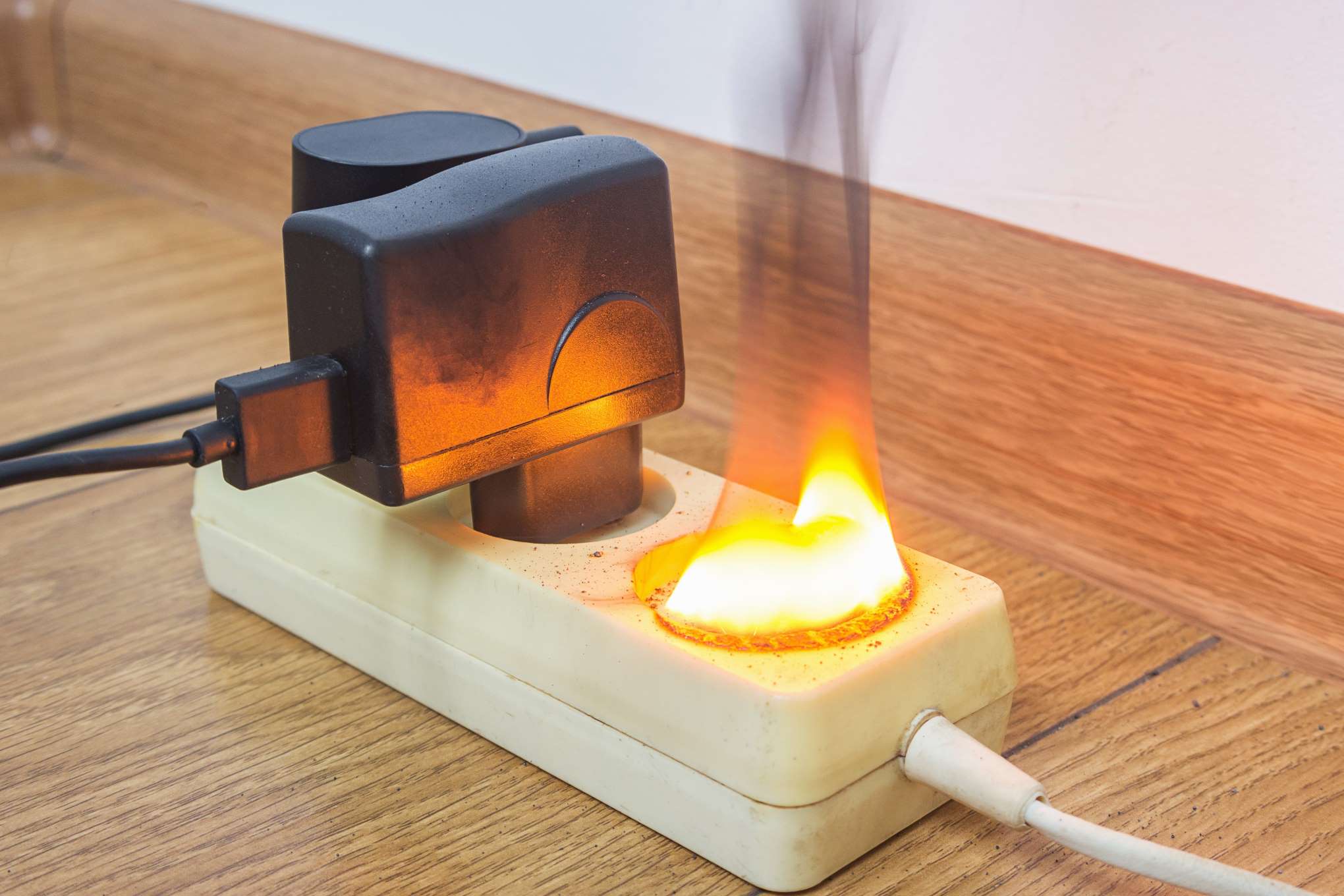 Jatkojohdossa on kiinni laturi. Jatkojohto palaa.