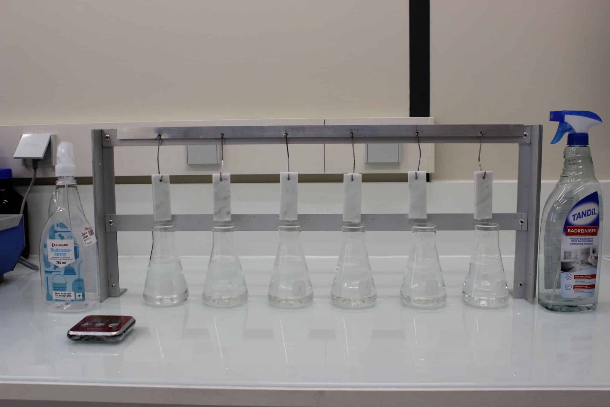 Kylpyhuonesuihkeita ja testauskalustoa.