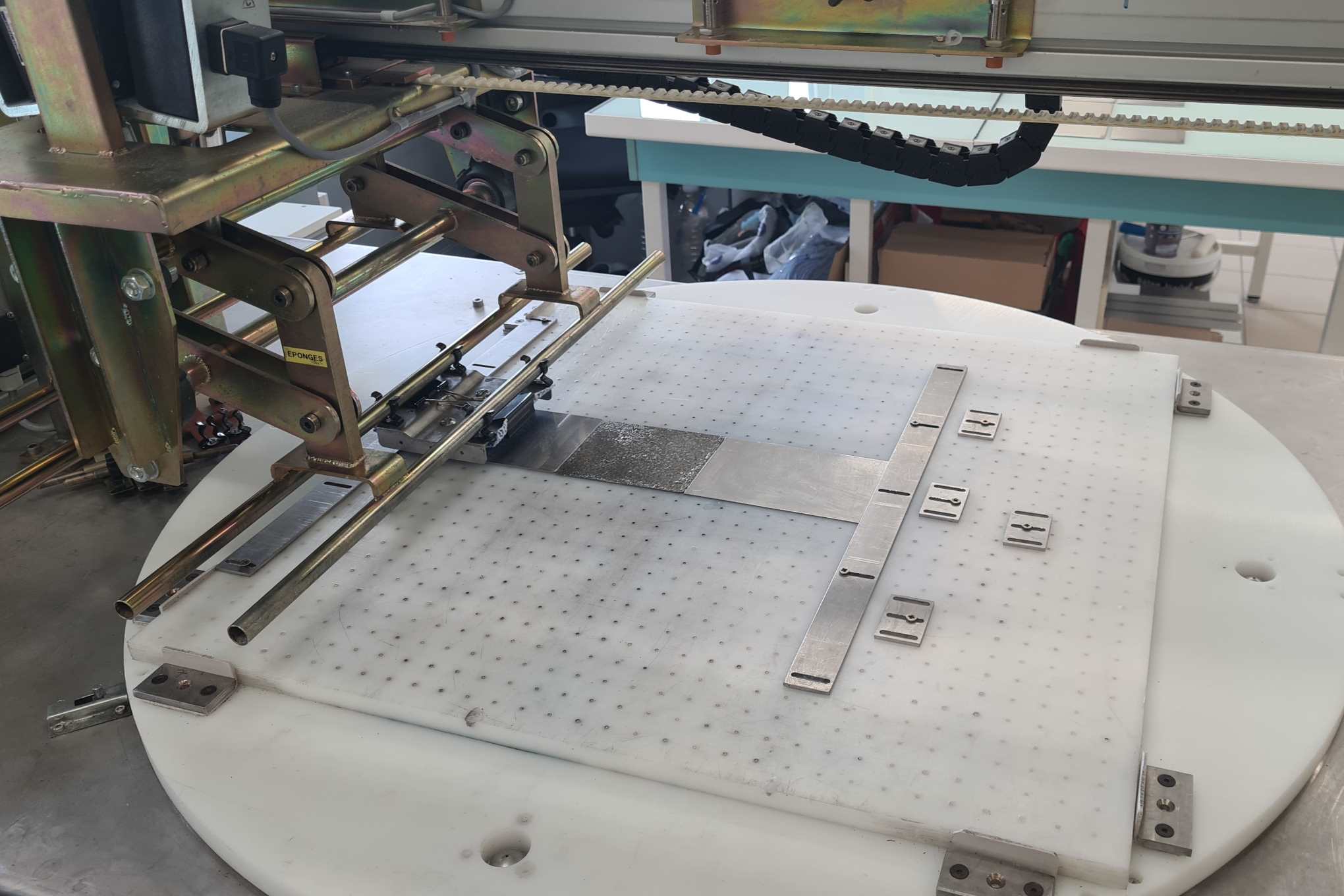 Testilaitteistoa laboratoriossa.