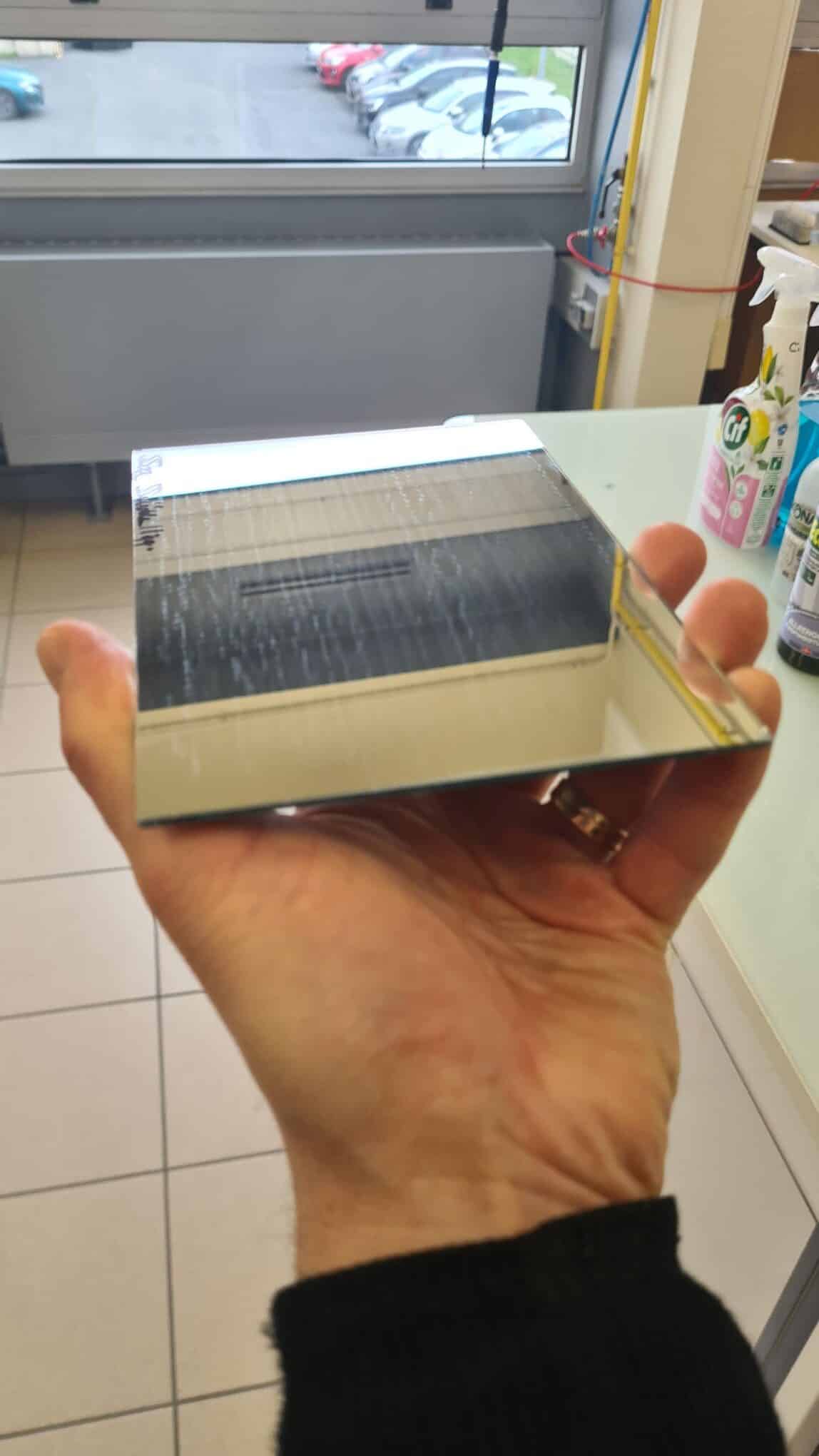 Henkilöllä on kädessään peili.