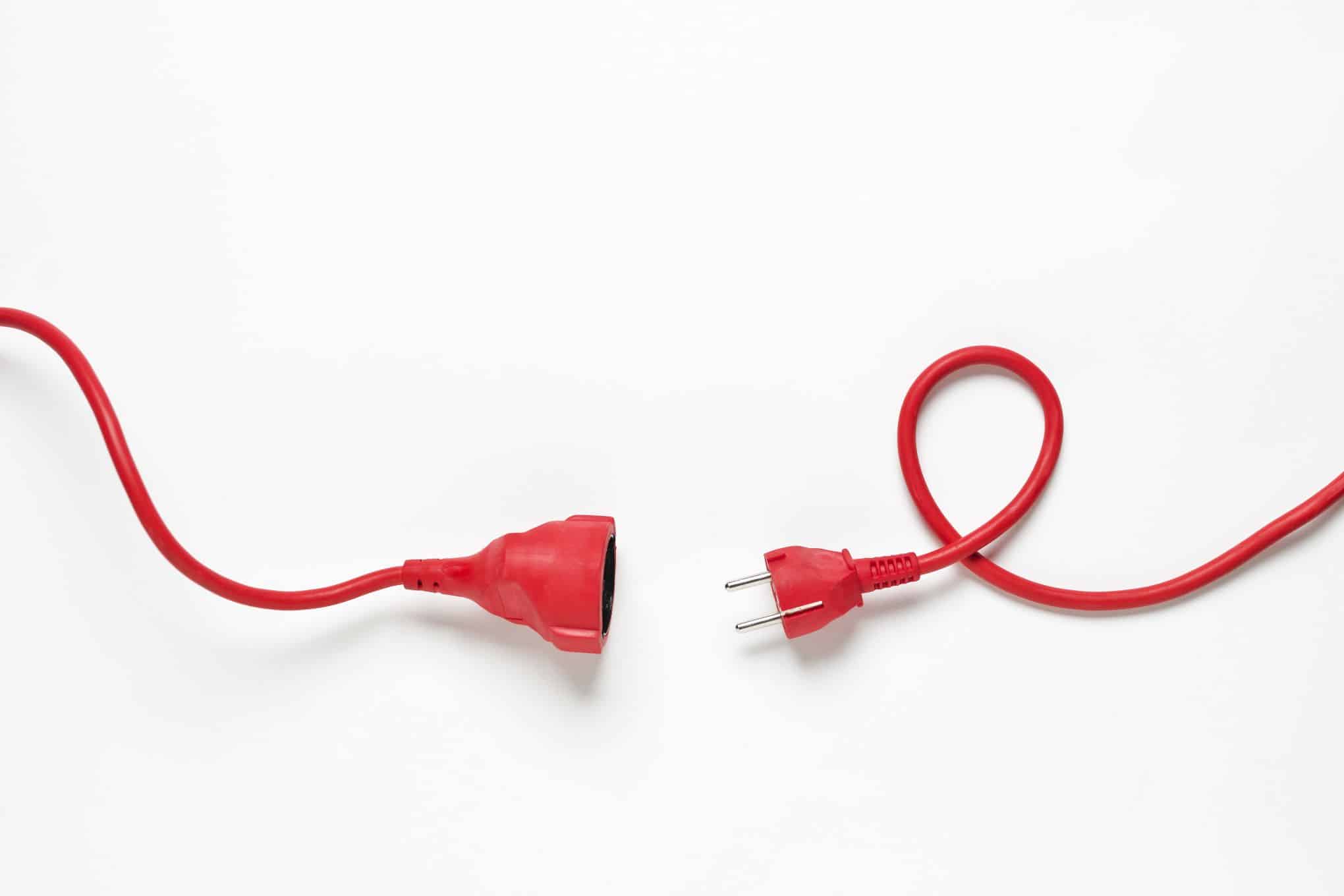 Kaksi punaista sähköjohtoa.