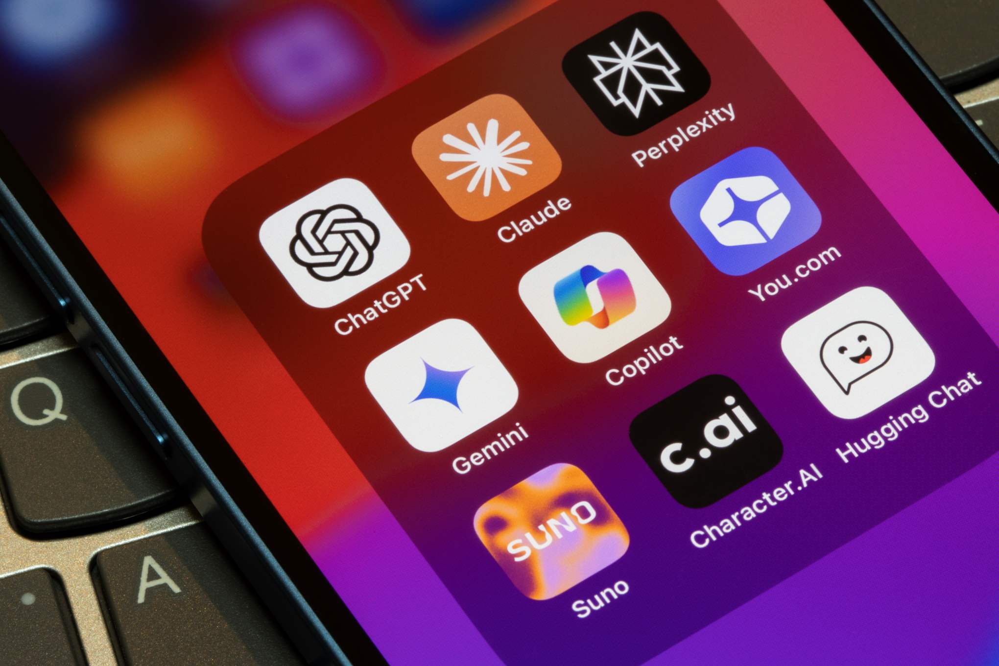 Puhelin, jonka näytöllä on useita tekoälysovelluksia.