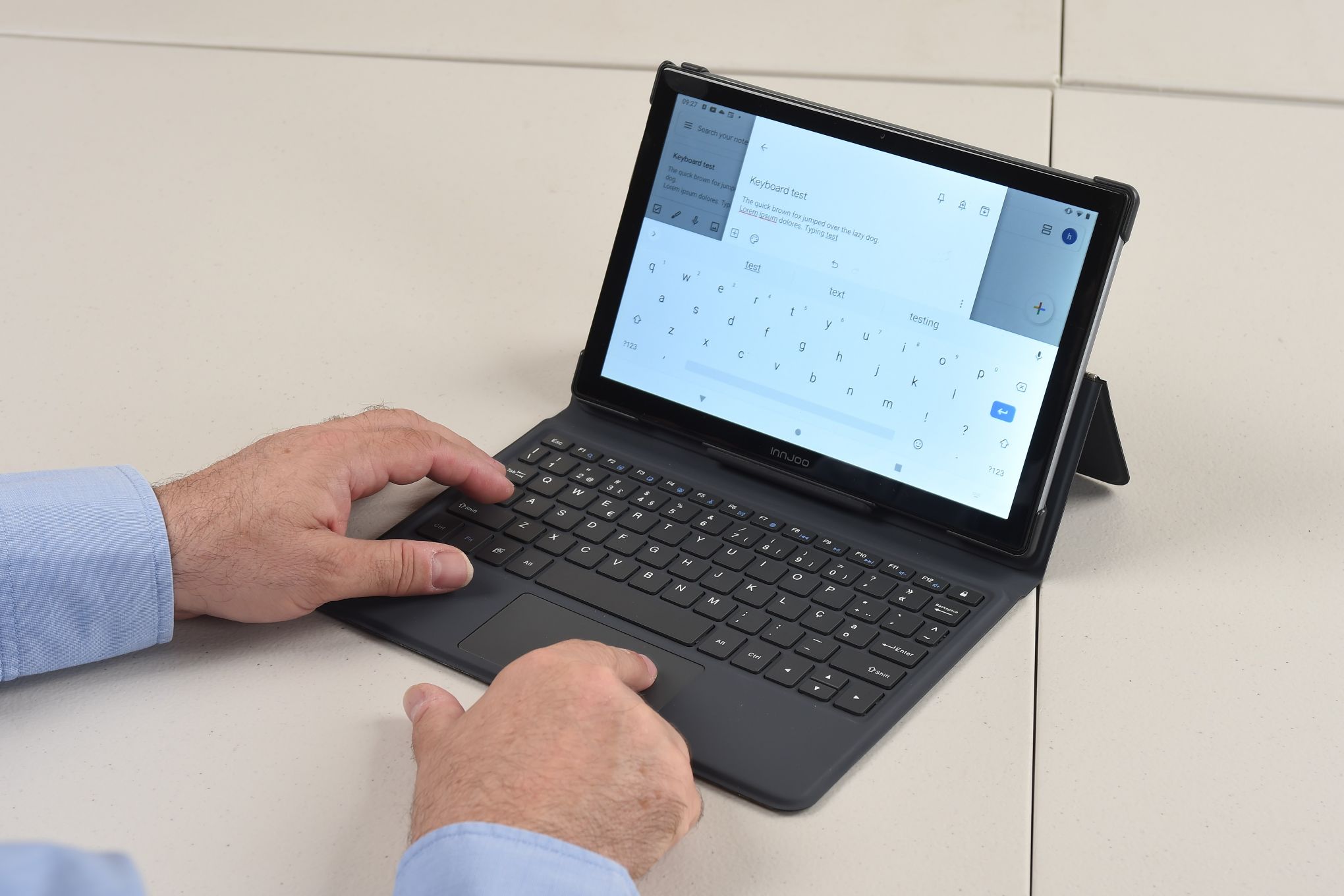 Tabletin näppäimistön testaus.