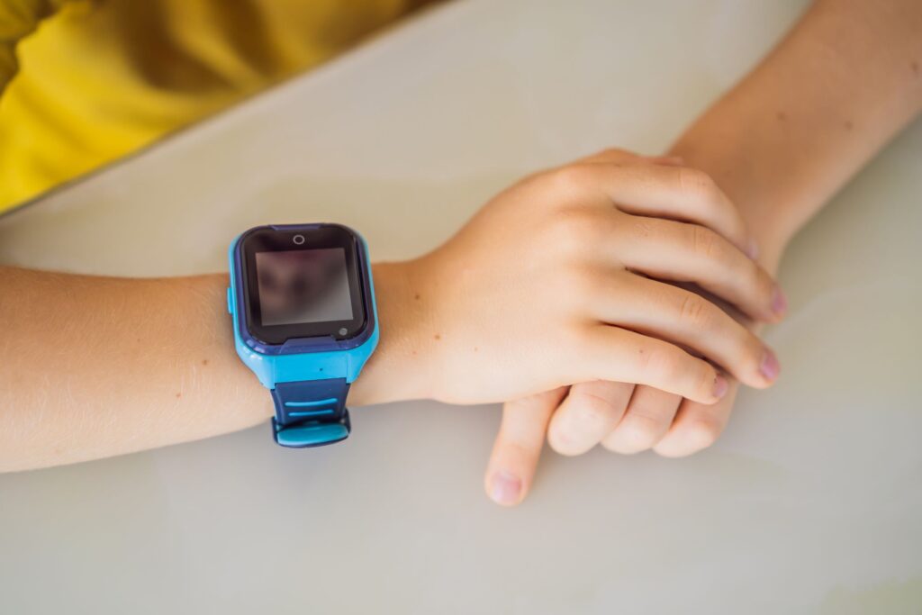 Henkilöllä on kädessään älypuhelin.