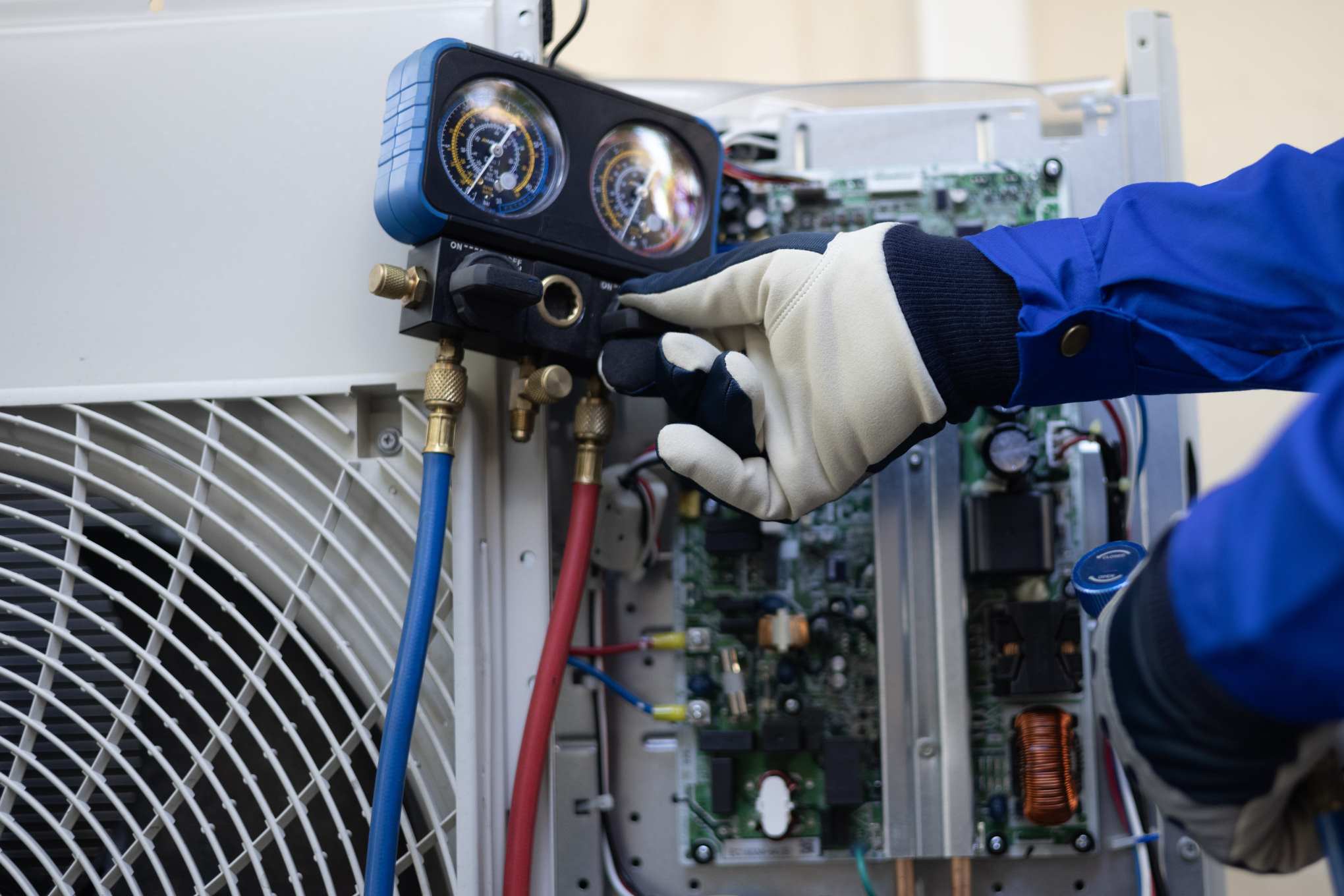 Henkilö korjaamassa laitetta.