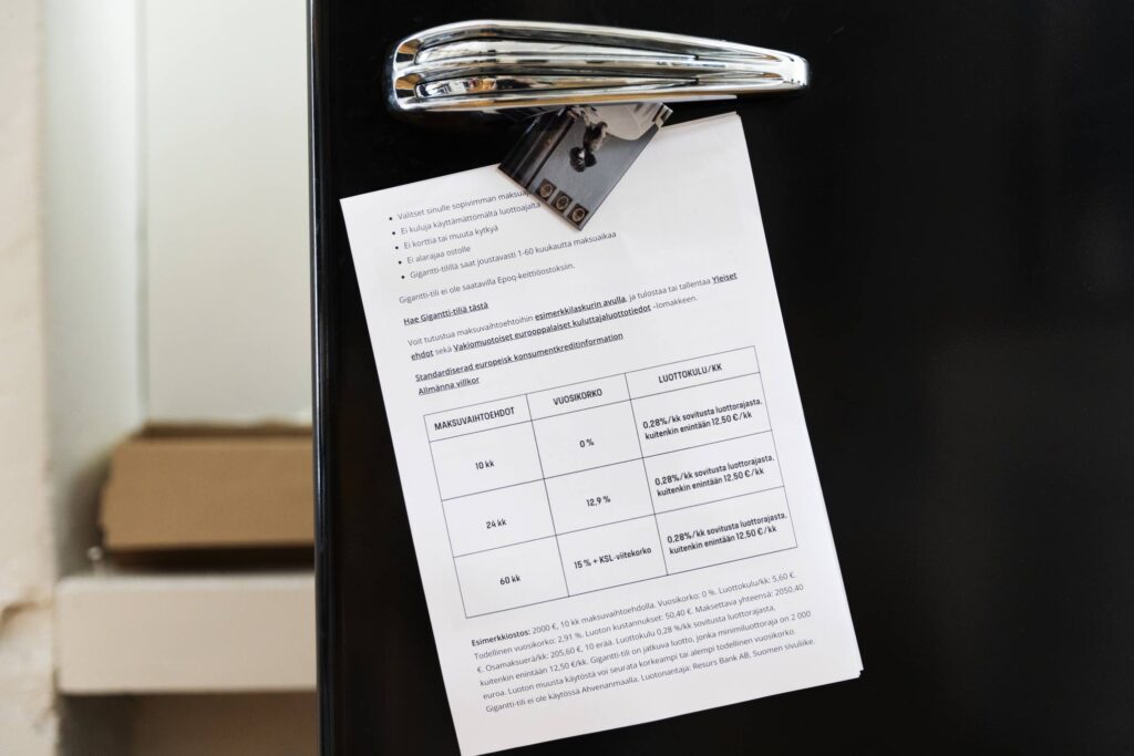 Jääkaappi, jonka ovessa on maksusopimus.