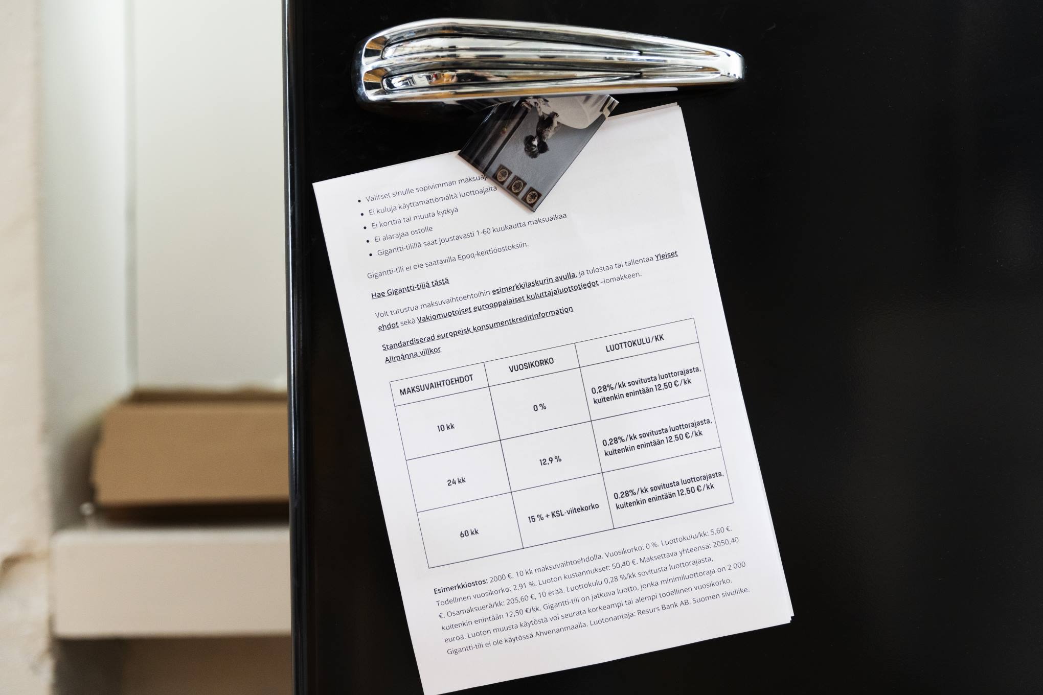 Jääkaappi, jonka ovessa on maksusopimus.