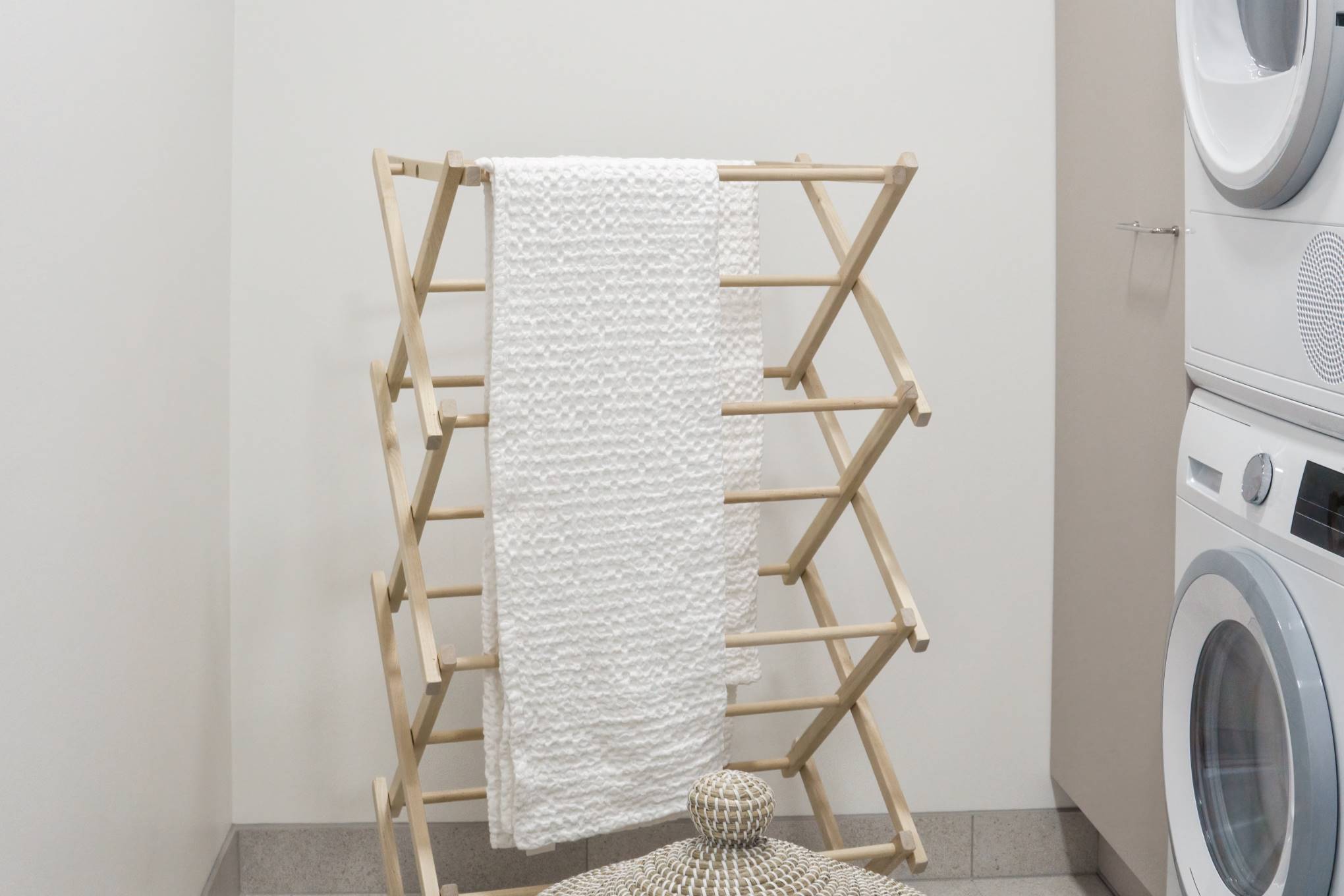 Puinen kuivausteline, jossa roikkuu pyyhe.