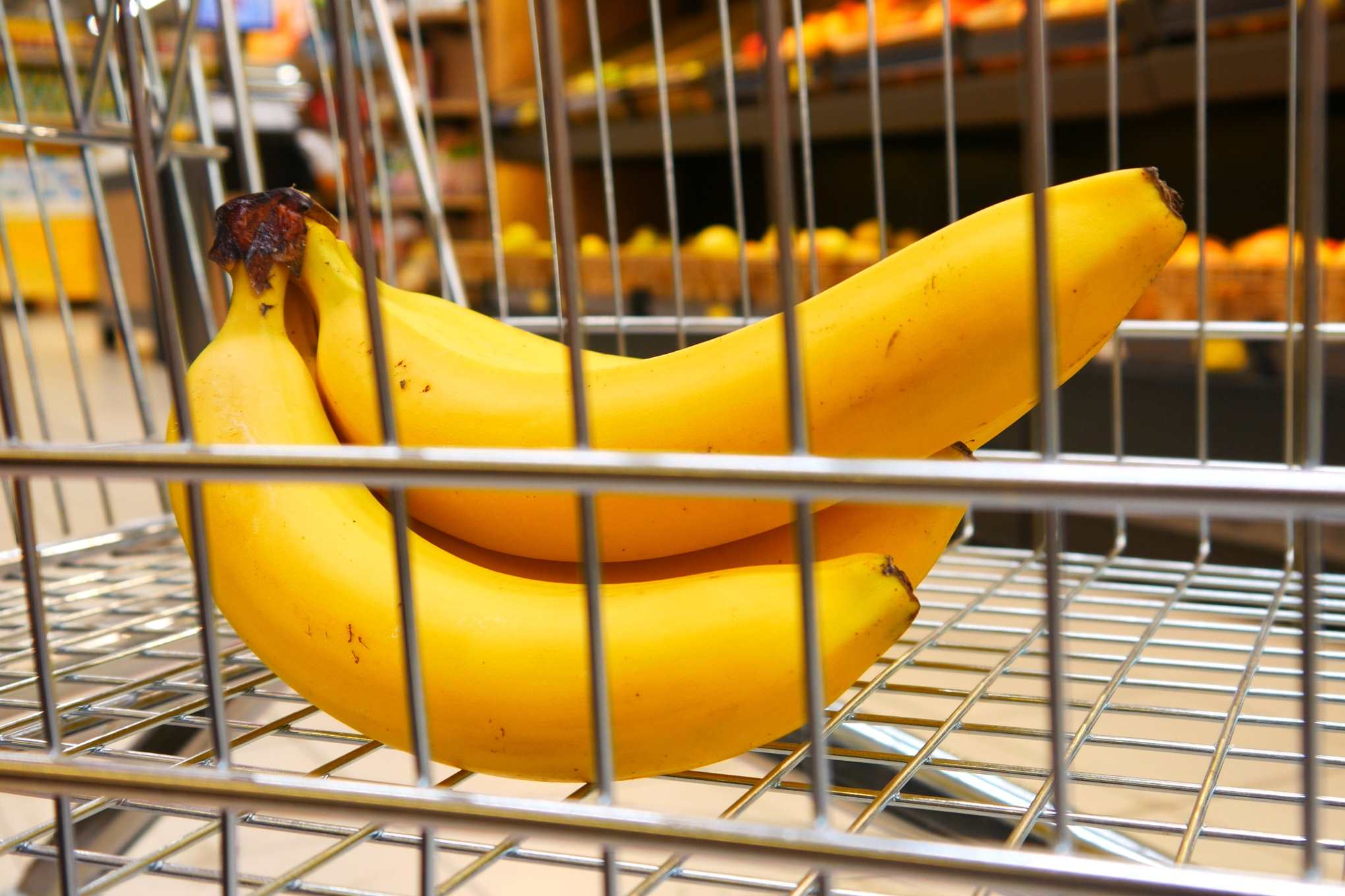 Ostoskärry, jossa on banaaneita.